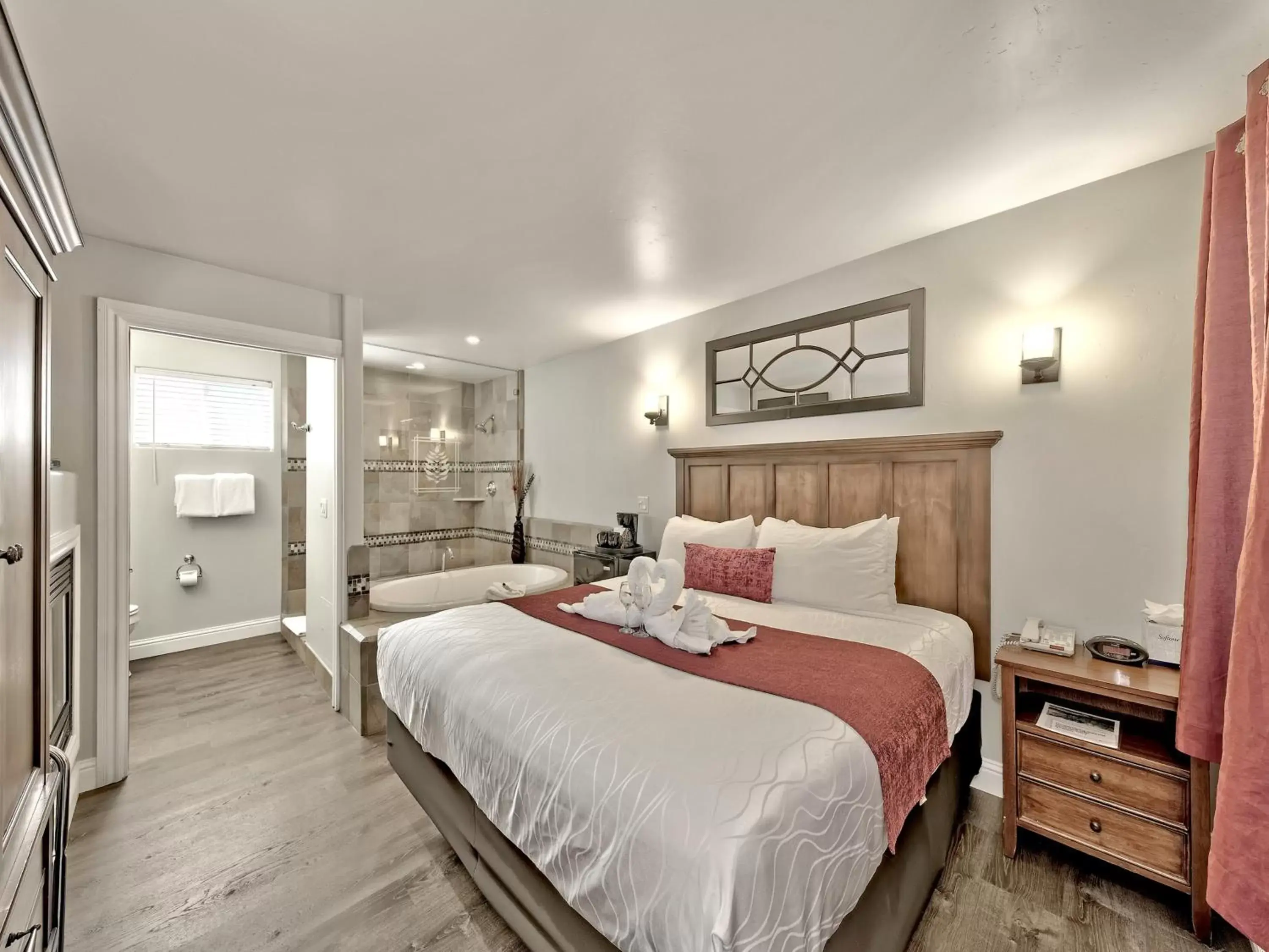 Photo of the whole room, Bed in Secrets Inn Lake Tahoe Photo of the whole room, Bed in Secrets Inn Lake Tahoe