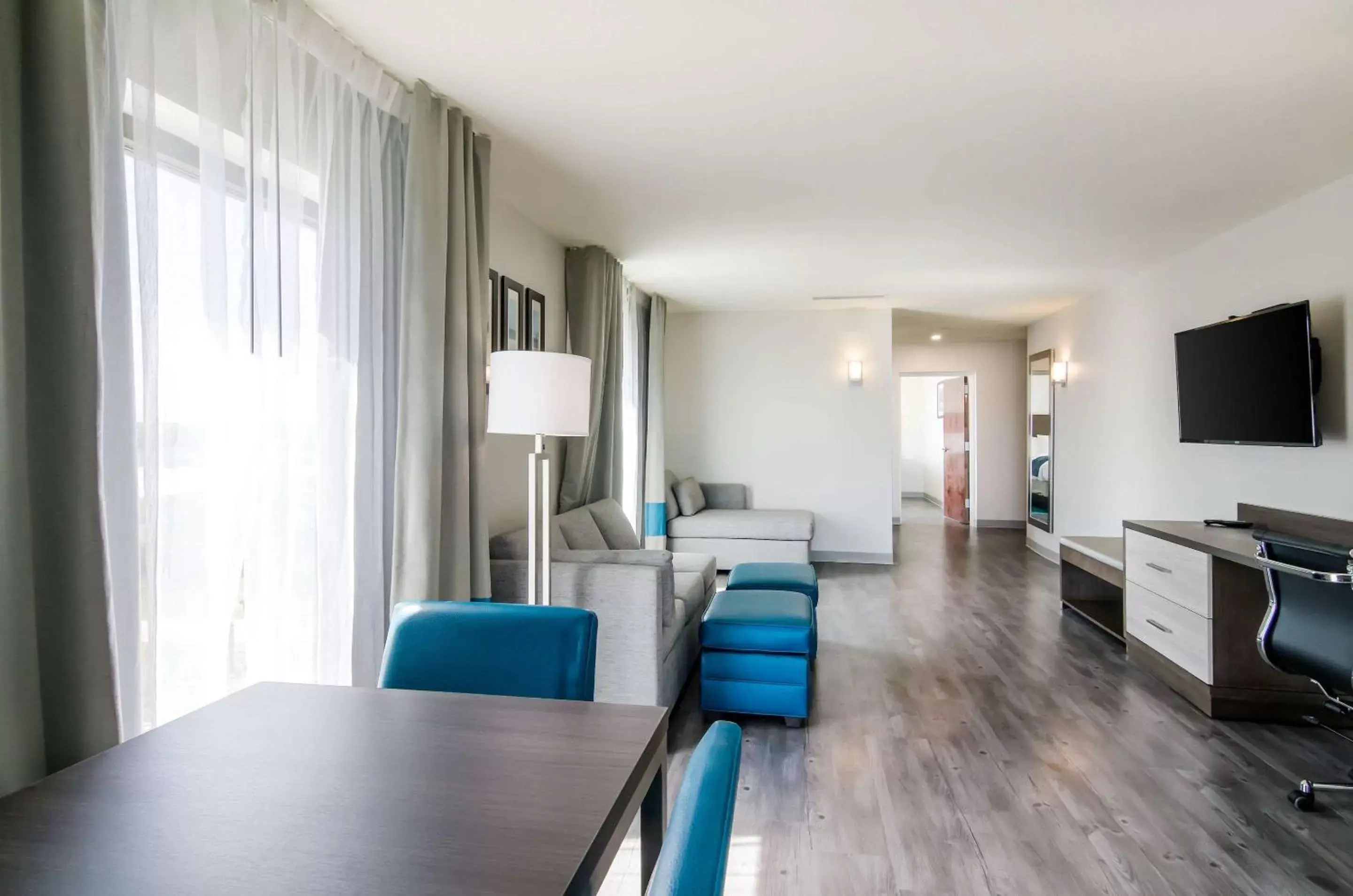 Photo of the whole room, Seating Area in Comfort Inn & Suites Gulf Shores East Beach near Gulf State Park