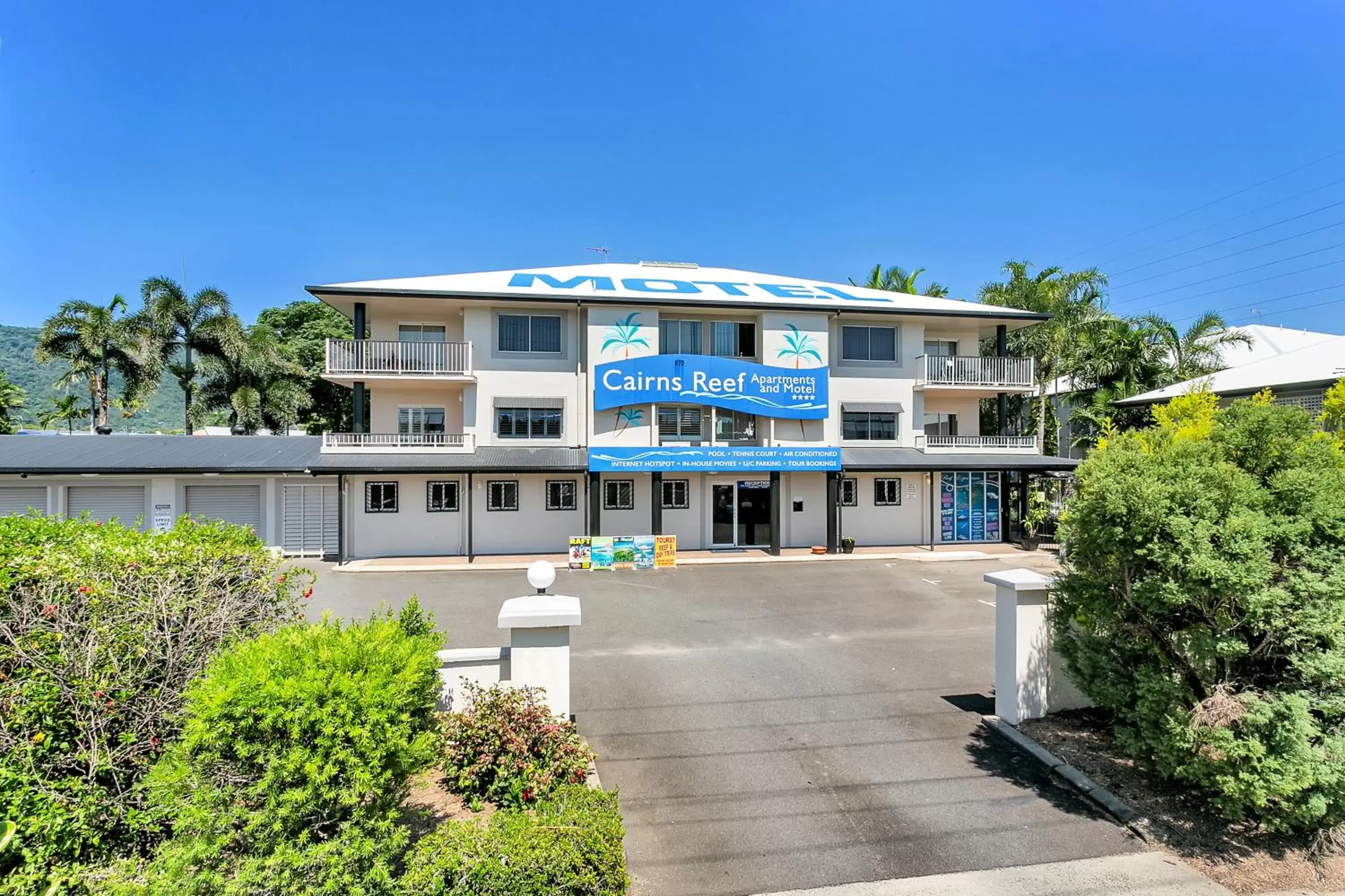 Facade/entrance, Property Building in Cairns Reef Apartments & Motel