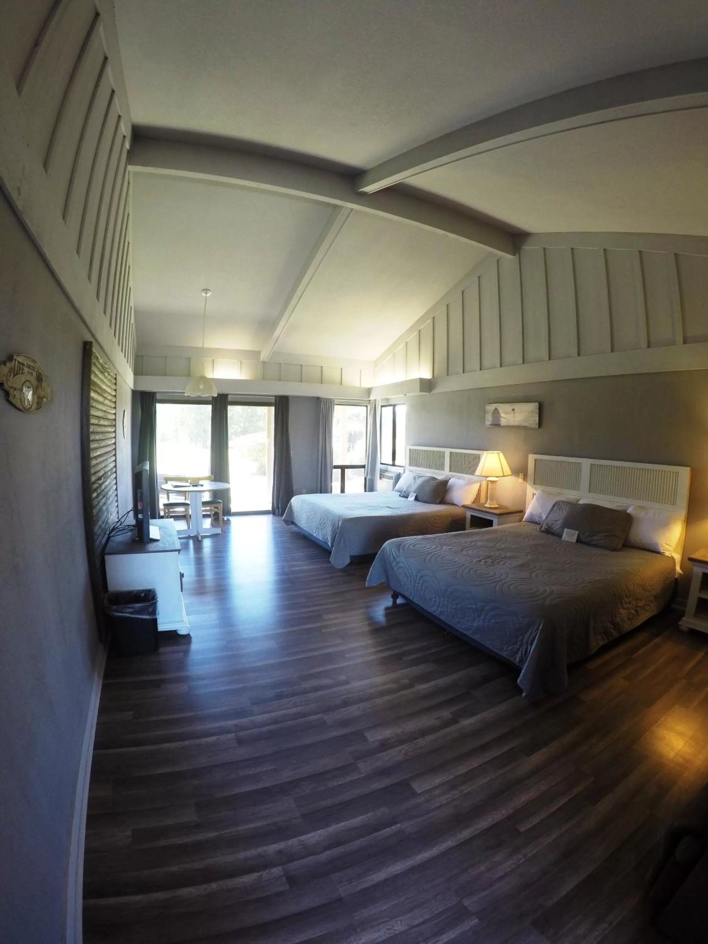 Photo of the whole room, Bed in Ridgemark Golf Club and Resort