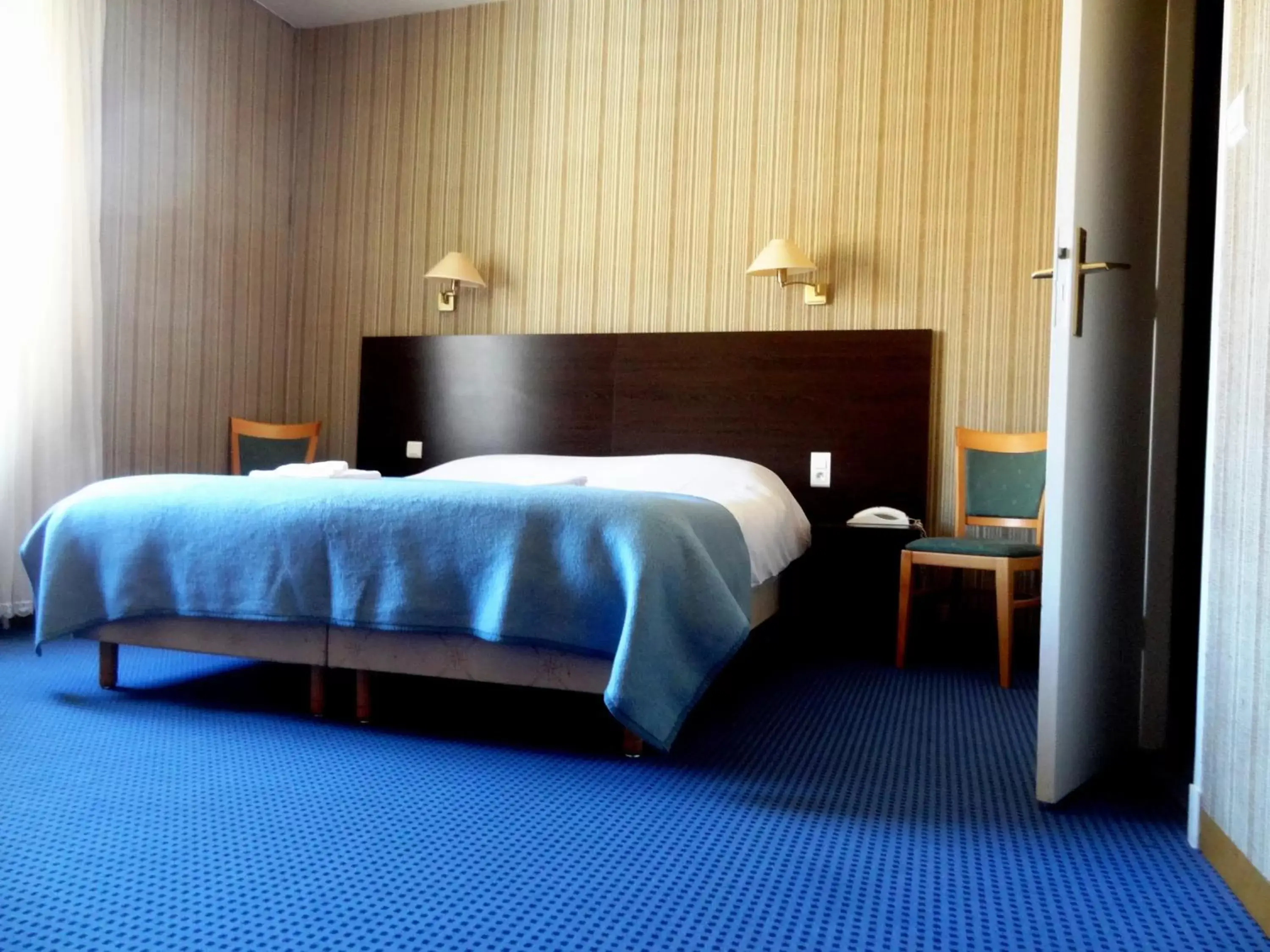 Photo of the whole room, Bed in Hotel de France