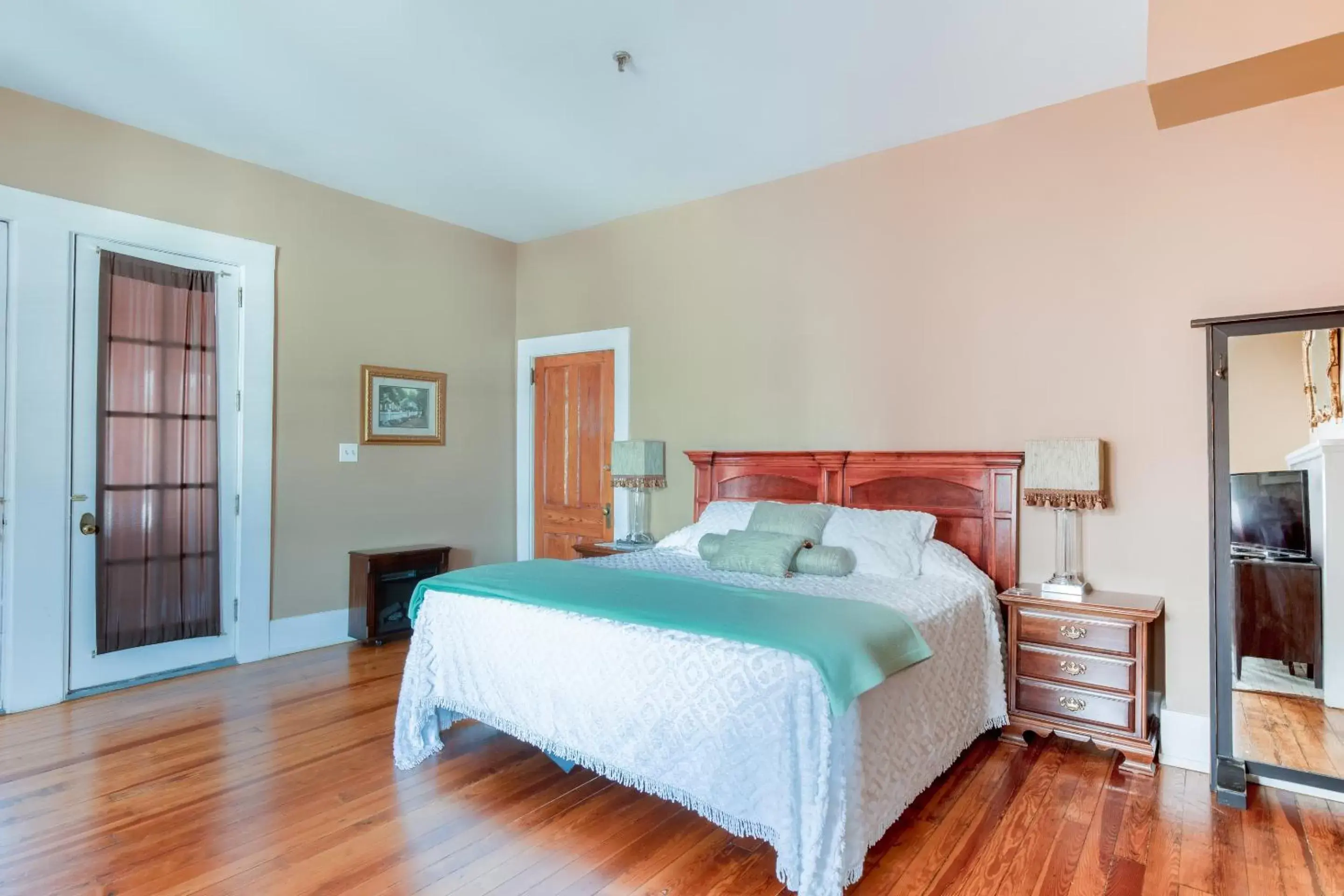 Bedroom, Room Photo in The Belmont Inn by OYO