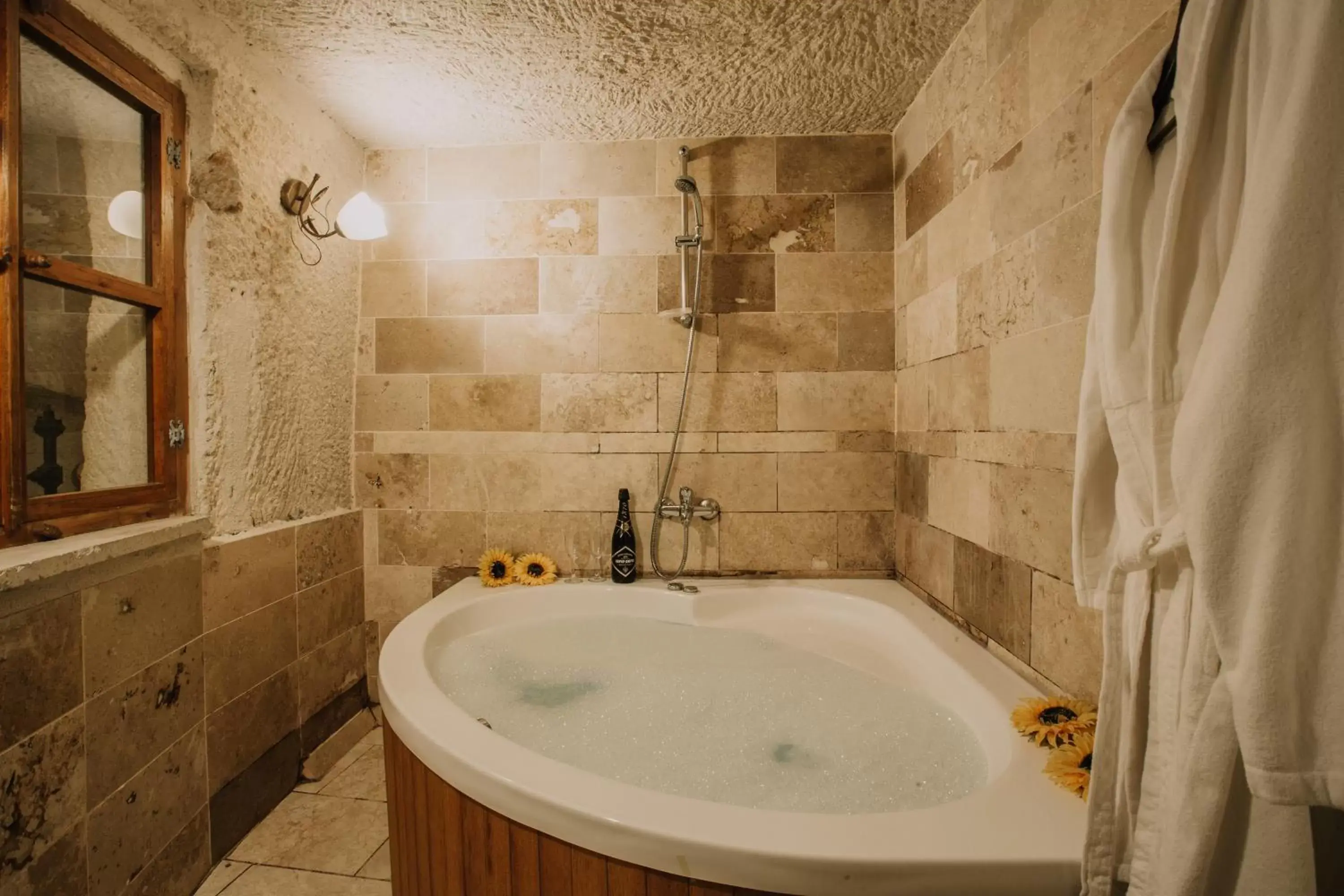 Hot Tub, Bathroom in Village Cave House Hotel