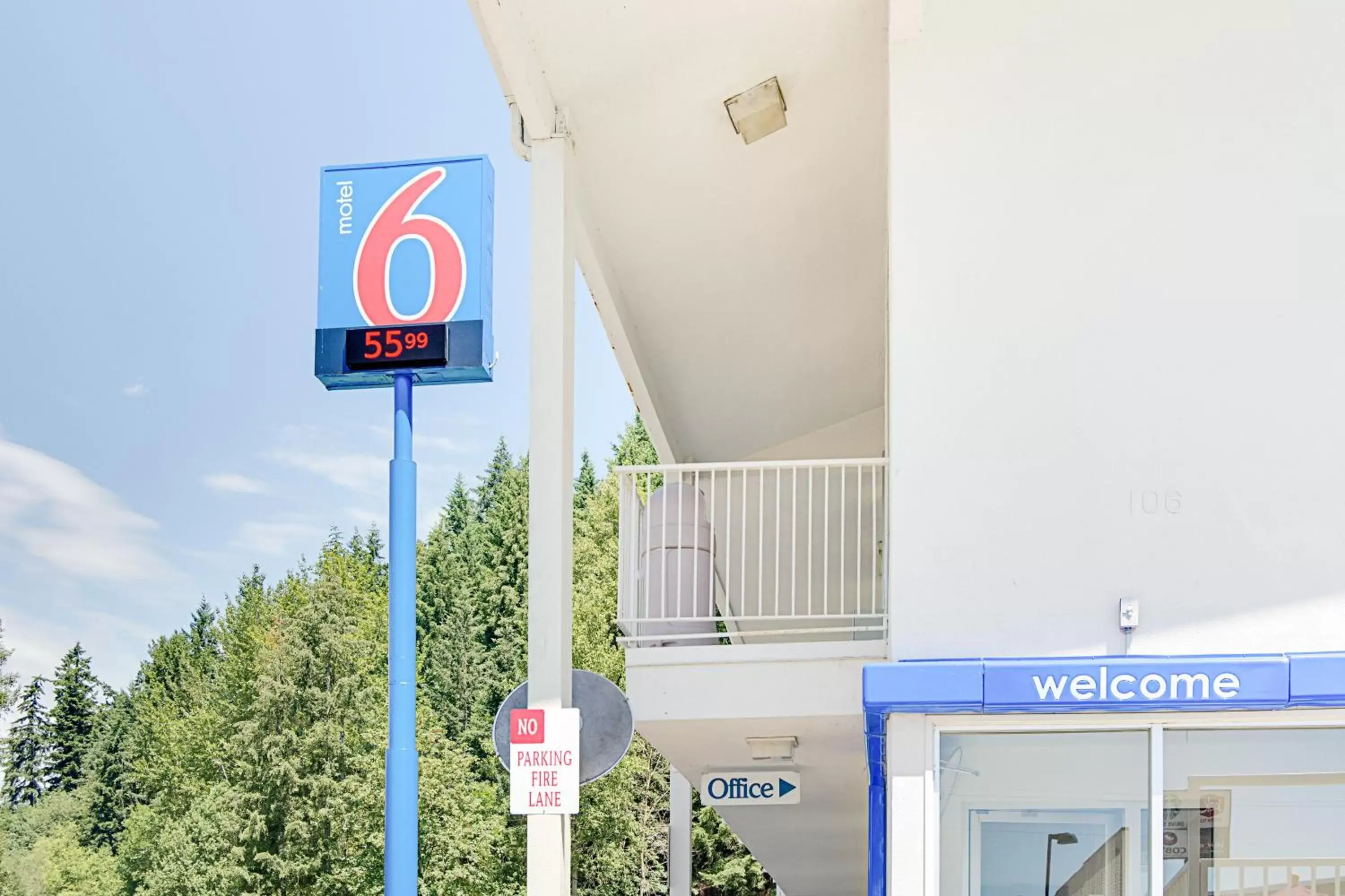 Facade/Entrance in Motel 6-Kelso, WA - Mt. St. Helens