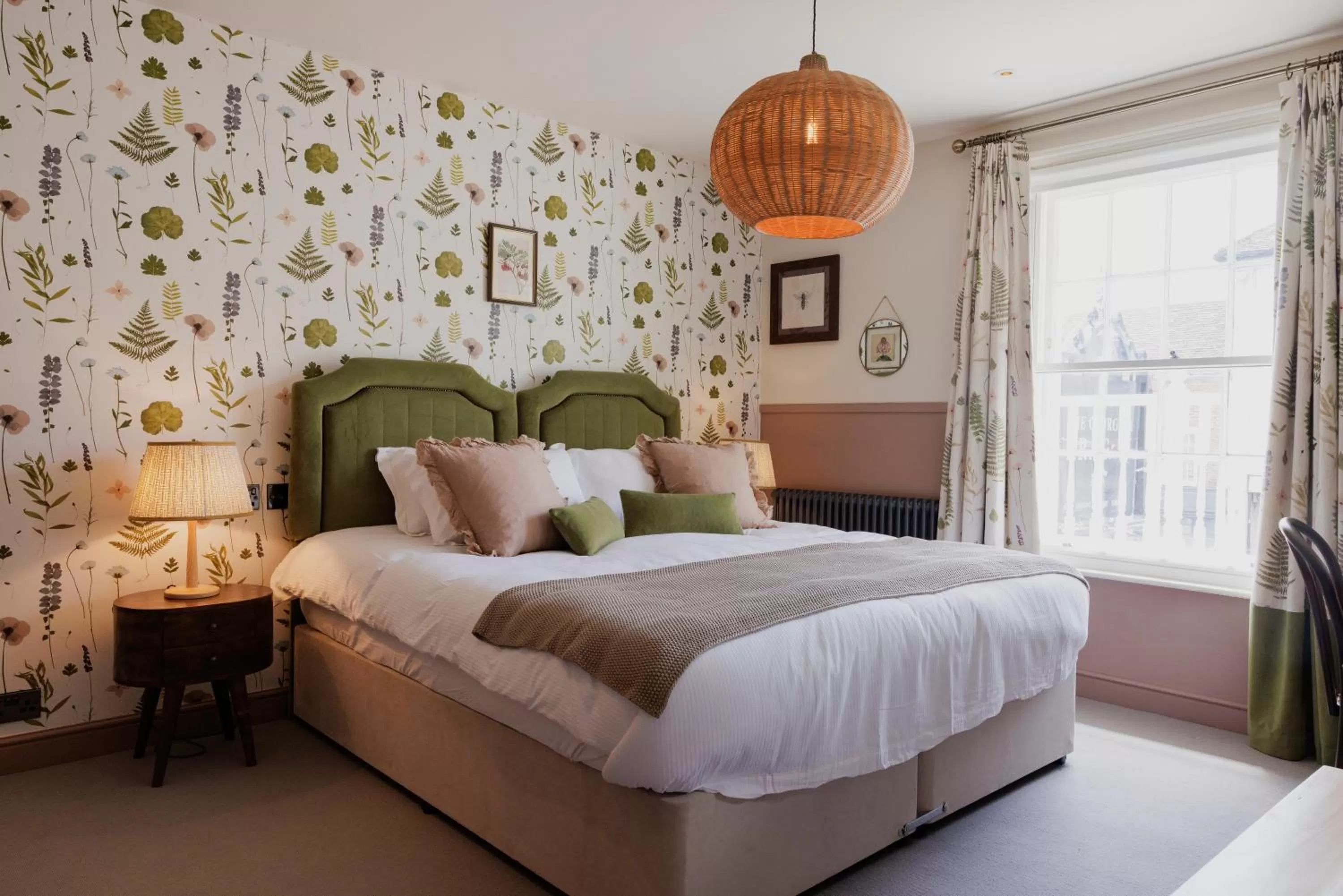 Bedroom, Bed in The George & Dragon