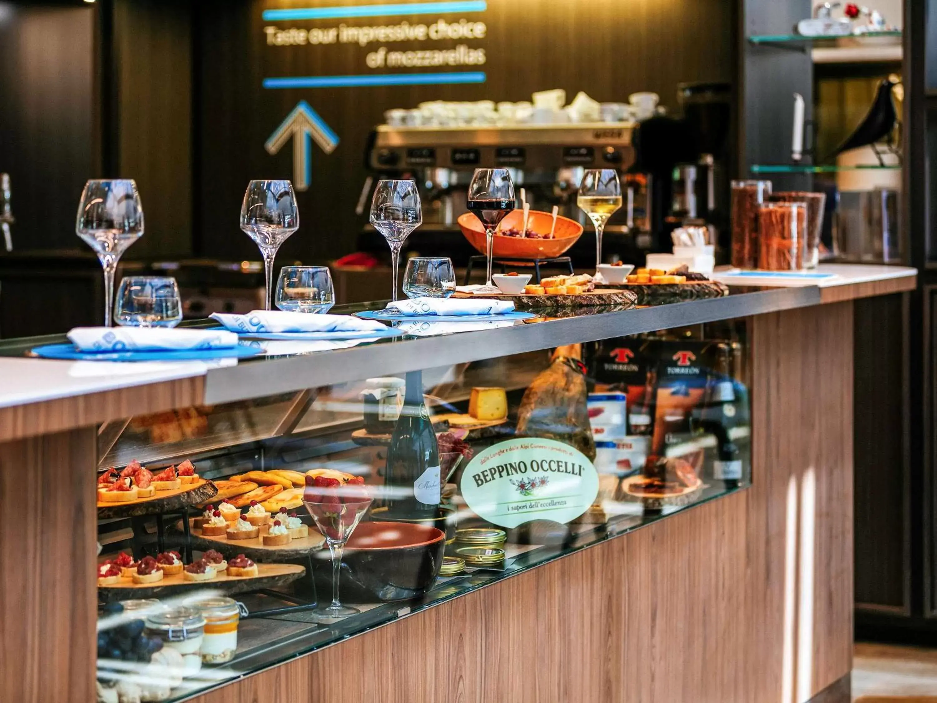 Lounge or bar in Novotel Milano Linate Aeroporto