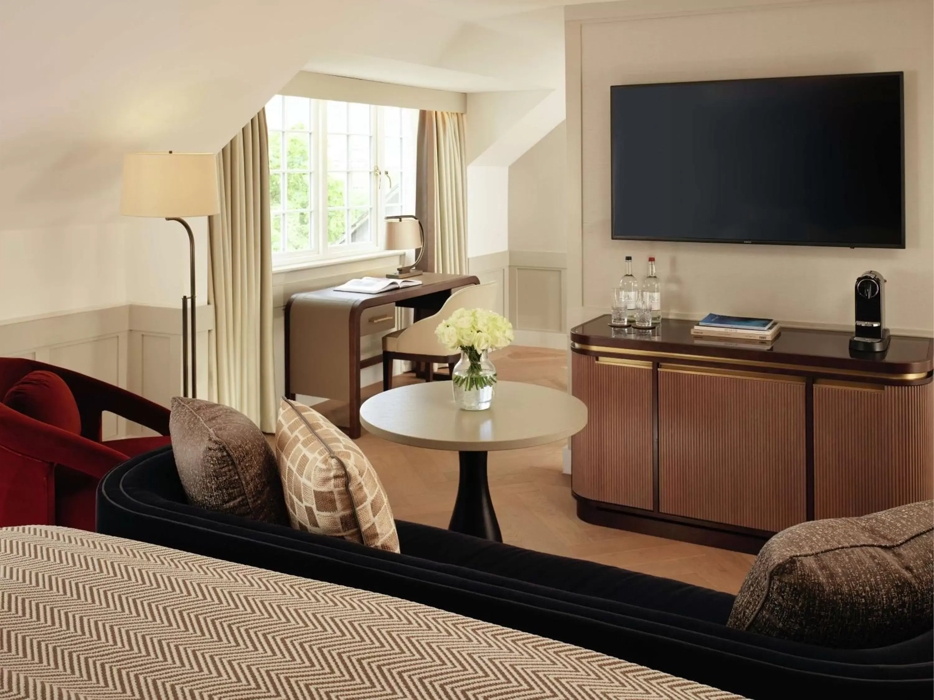 Bedroom, TV/Entertainment Center in The Biltmore Mayfair, LXR Hotels & Resorts