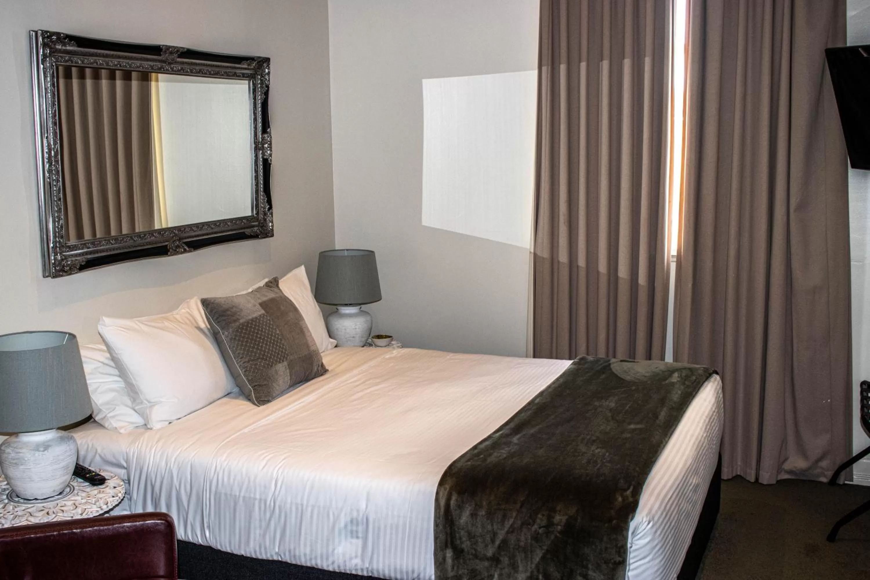 Bedroom, Bed in Oscars Hotel and Cafe Bar