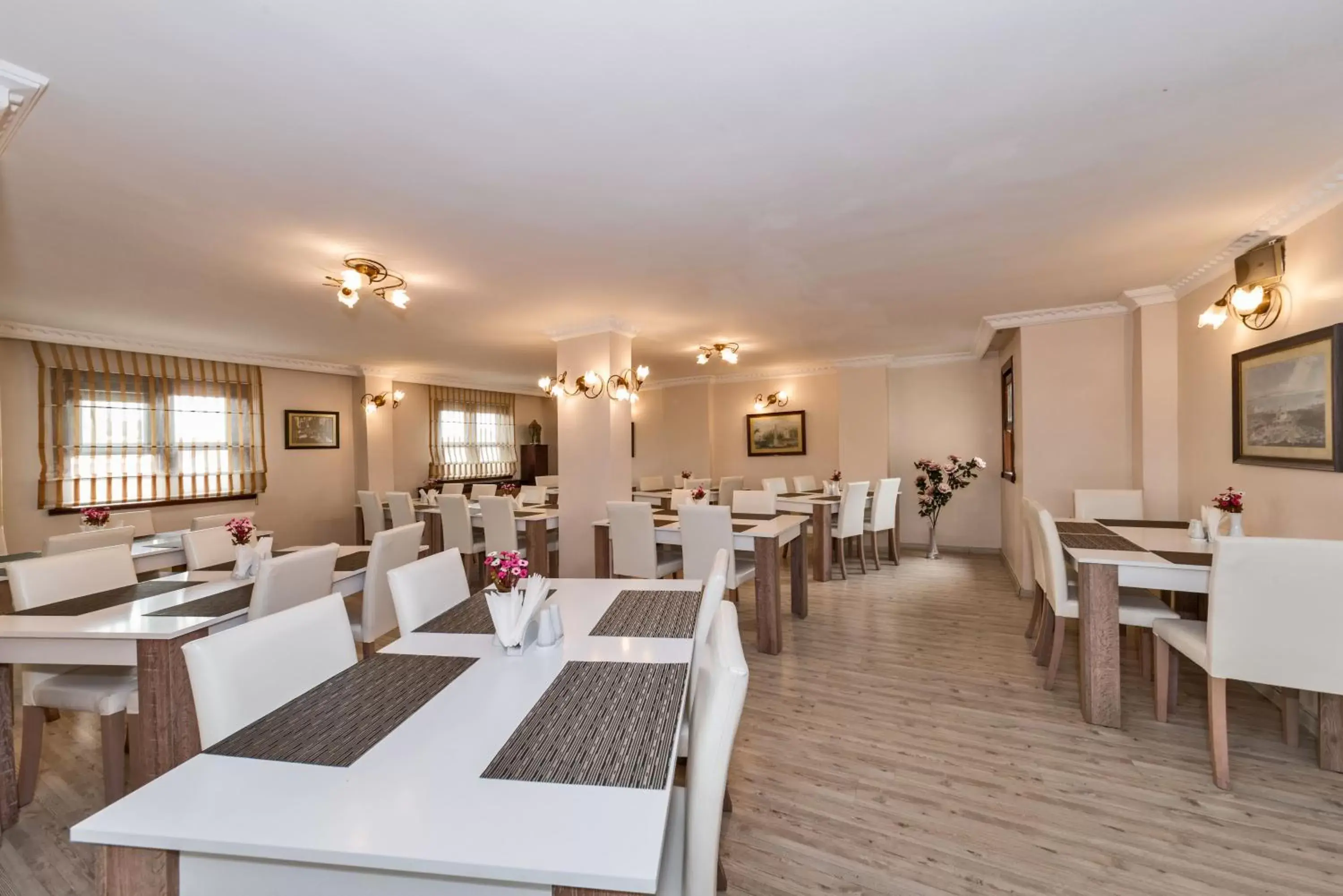 Restaurant/Places to Eat in Valide Hotel