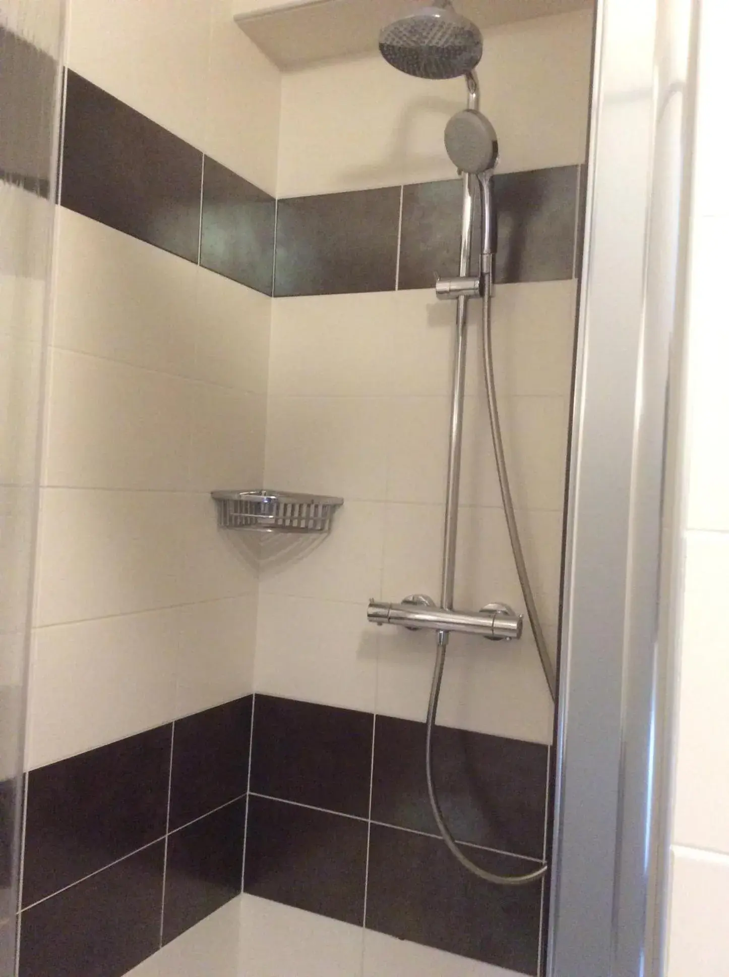 Bathroom in Logis Hotels- Auberge de la Tour - Hôtel et restaurant Bathroom in Logis Hotels- Auberge de la Tour - Hôtel et restaurant