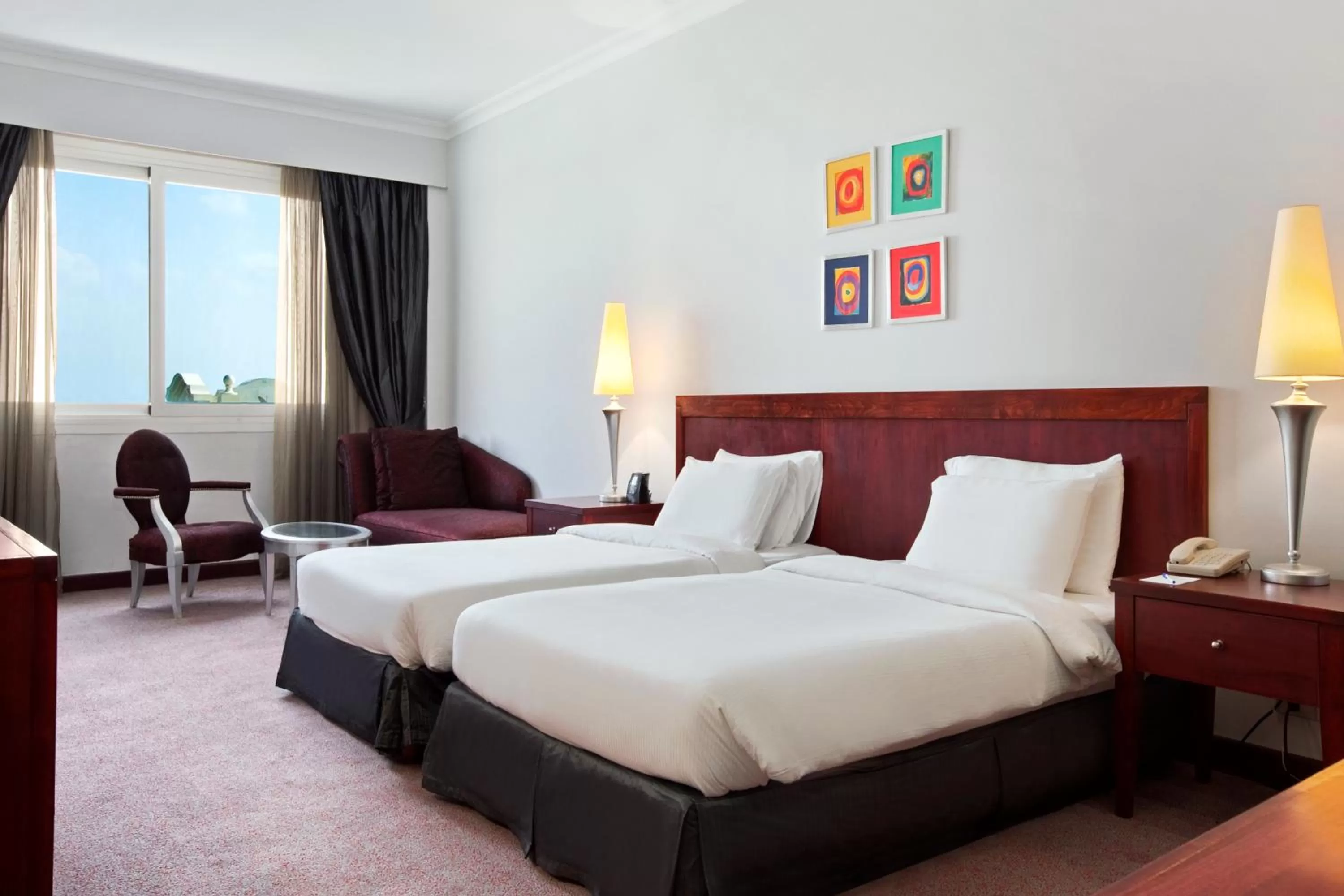 Photo of the whole room, Bed in Hilton Alexandria Green Plaza