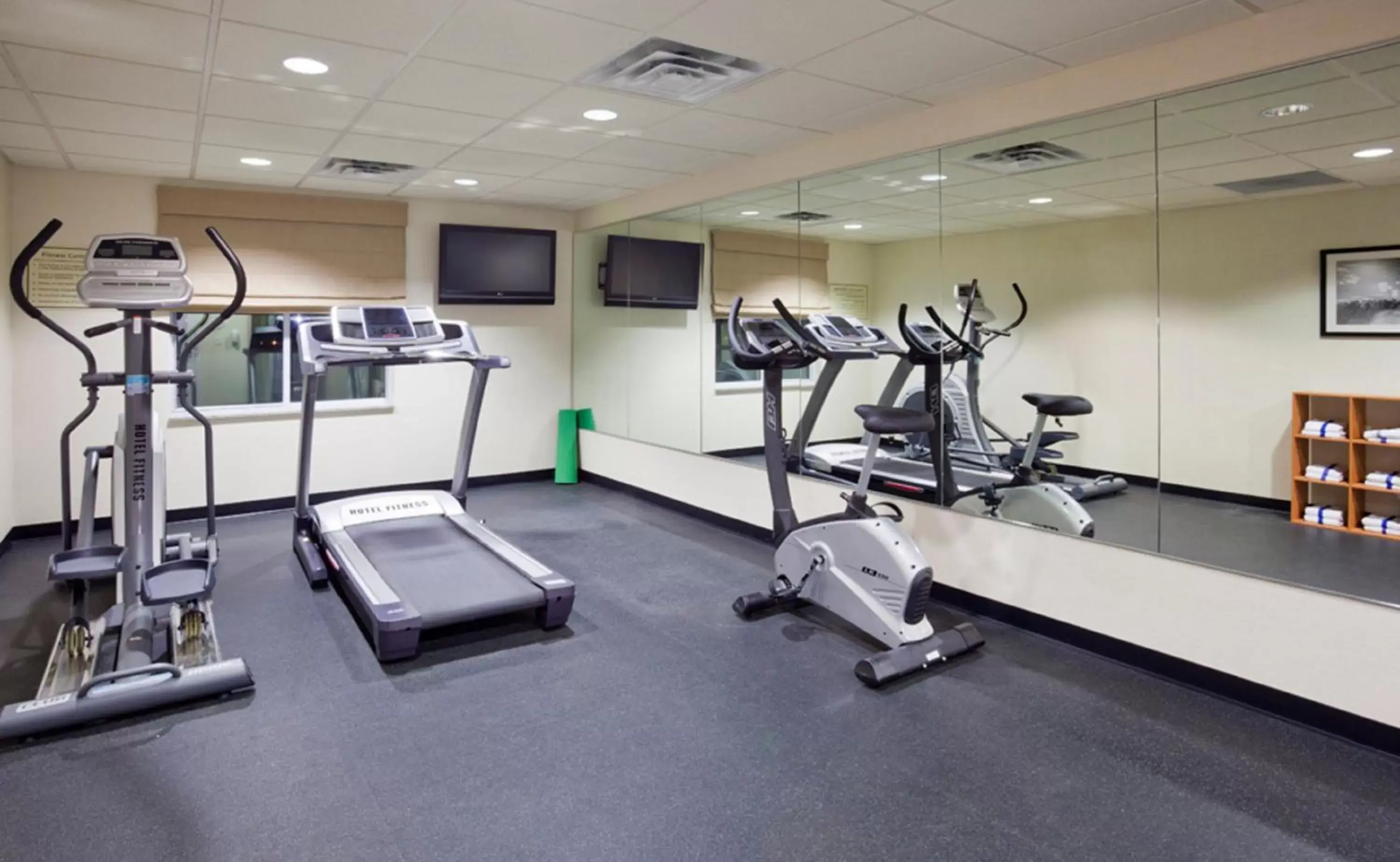 Fitness centre/facilities, Fitness Center/Facilities in Holiday Inn Express Hotel & Suites Rogers, an IHG Hotel