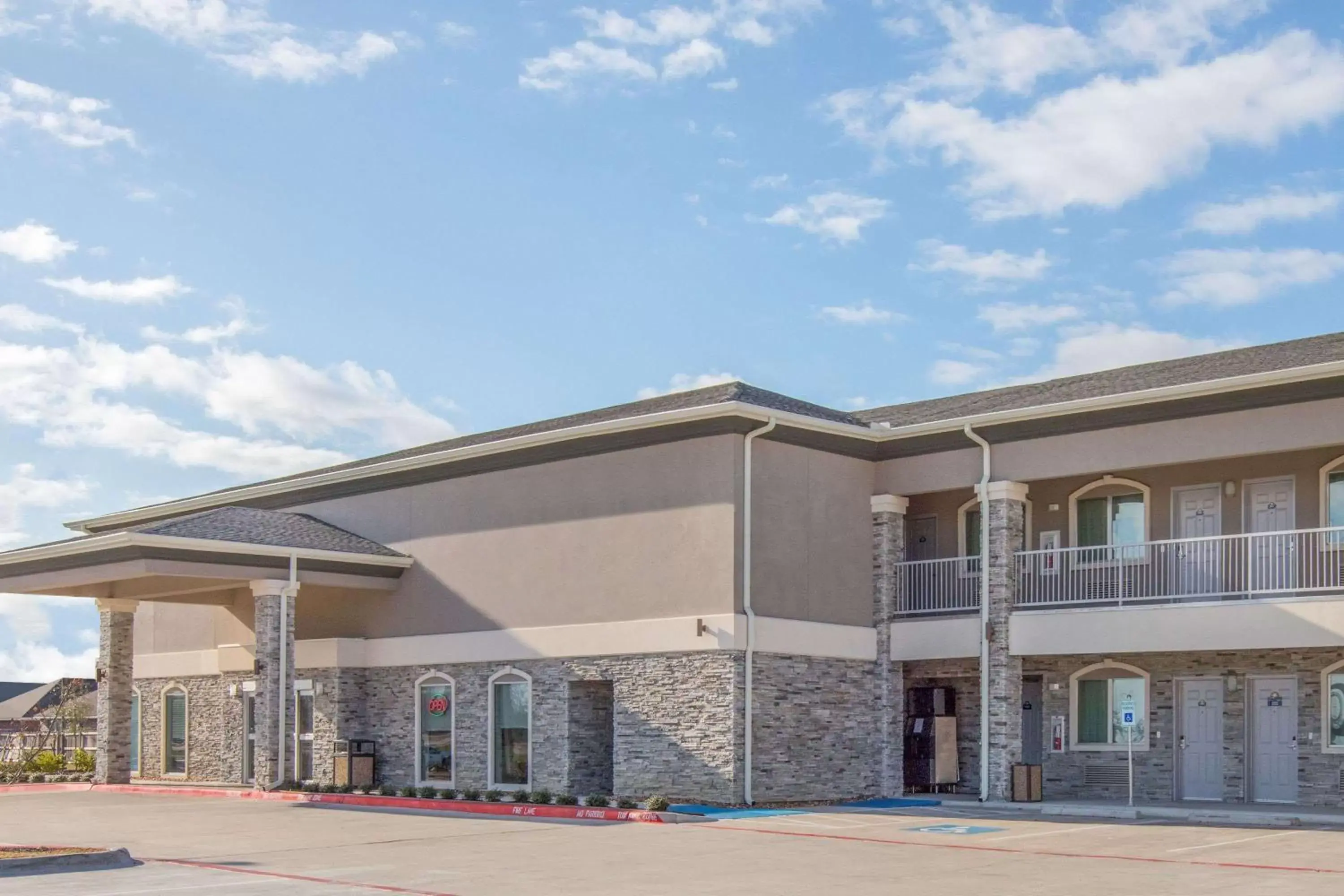 Property building in Days Inn by Wyndham Bryan Property building in Days Inn by Wyndham Bryan