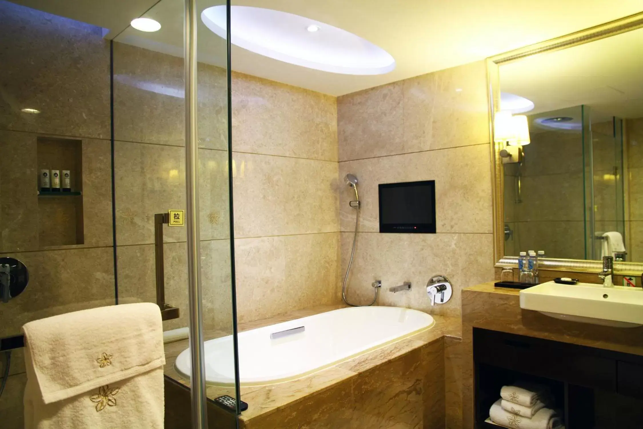 Bathroom in The Pavilion Hotel Shenzhen (Huaqiang NorthBusiness Zone)
