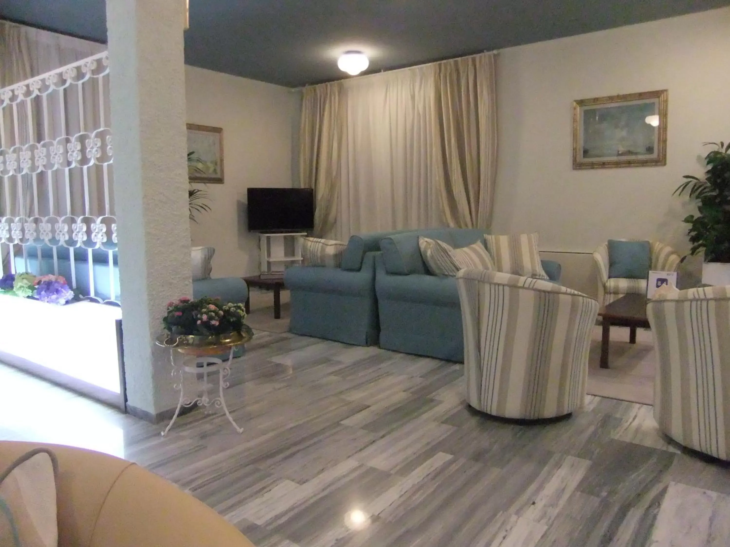 Communal lounge/ TV room, Seating Area in Hotel Giulio Cesare
