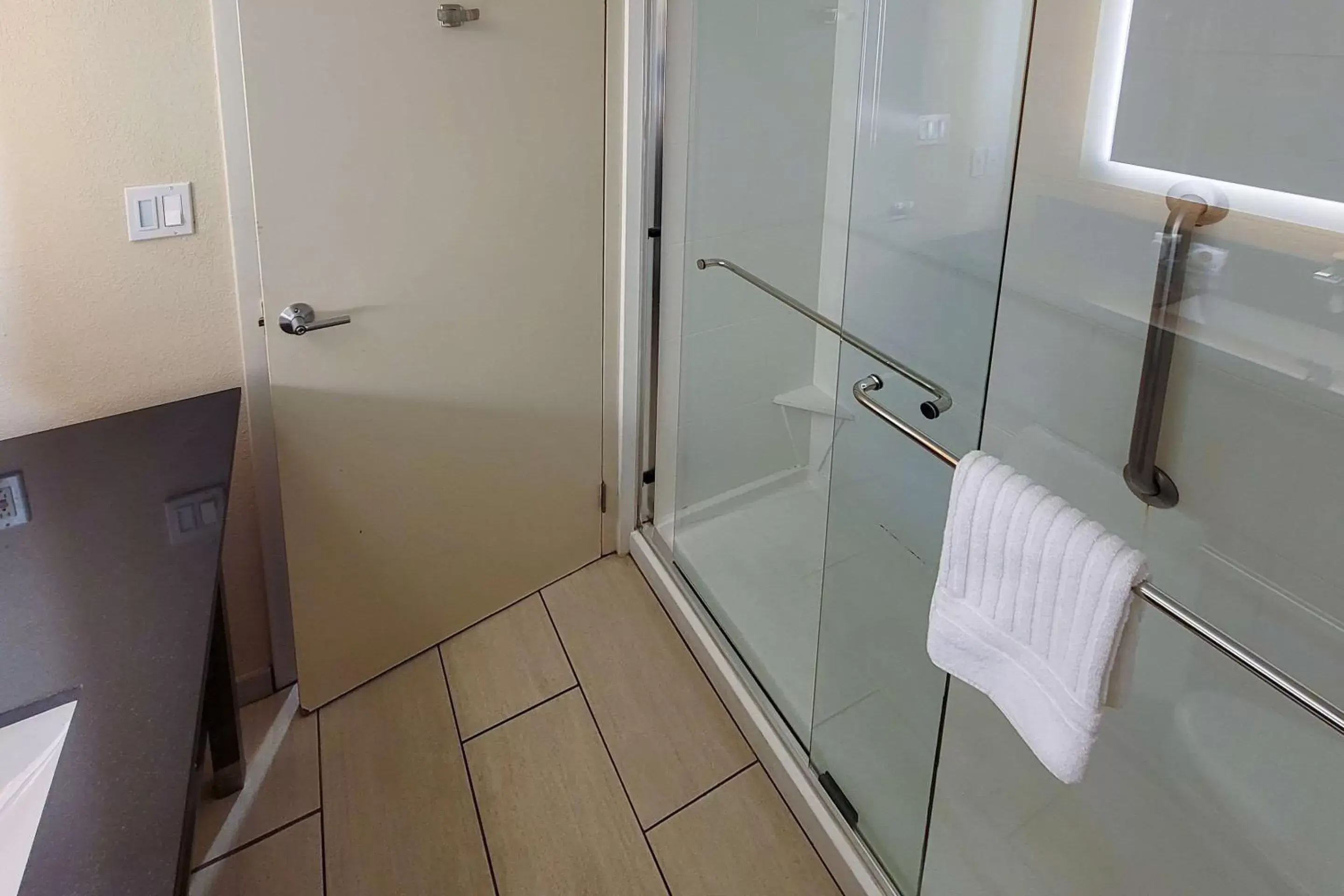 Bathroom in Comfort Suites Alpharetta - Roswell - Atlanta Area