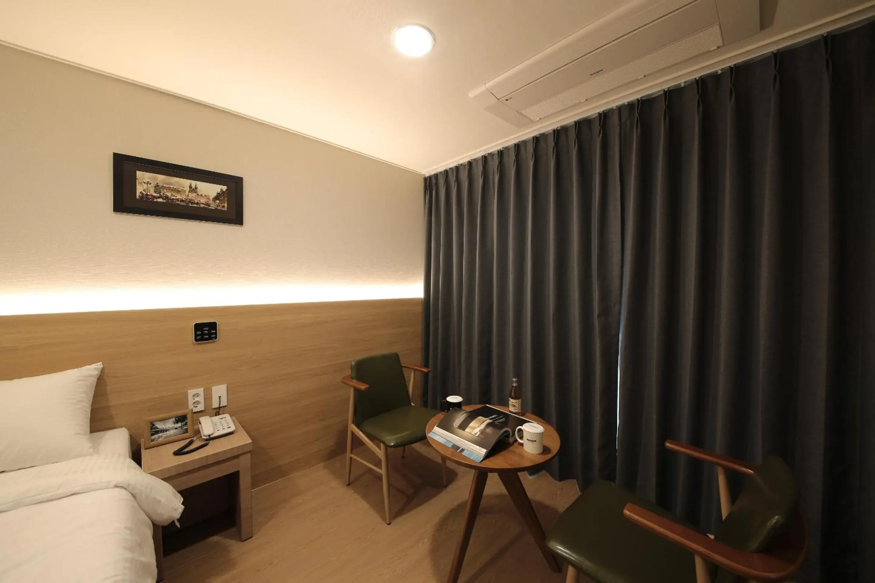 Bedroom, Seating Area in Harbor Hotel Jeju