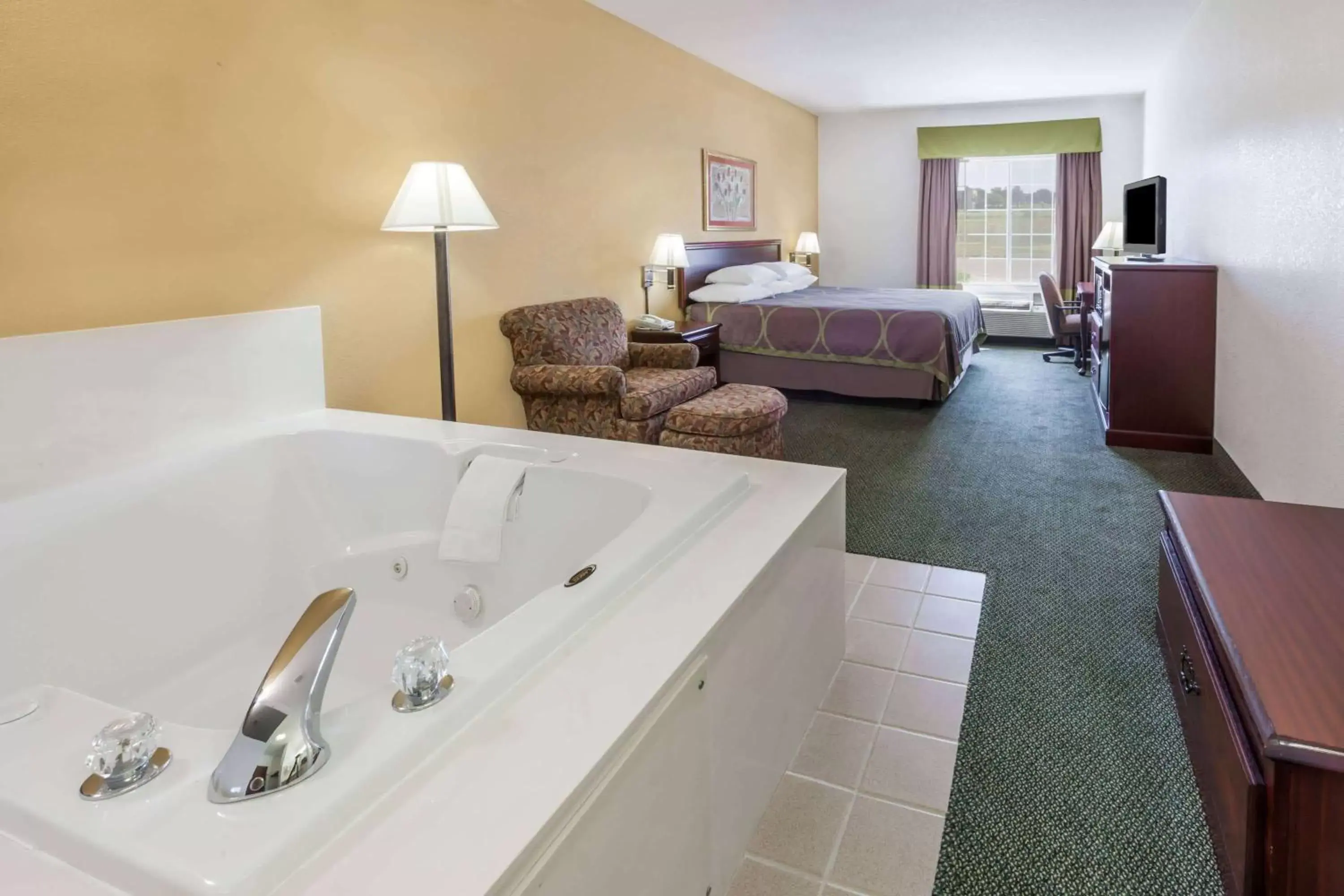 Photo of the whole room, Bathroom in Super 8 by Wyndham Hillsboro TX