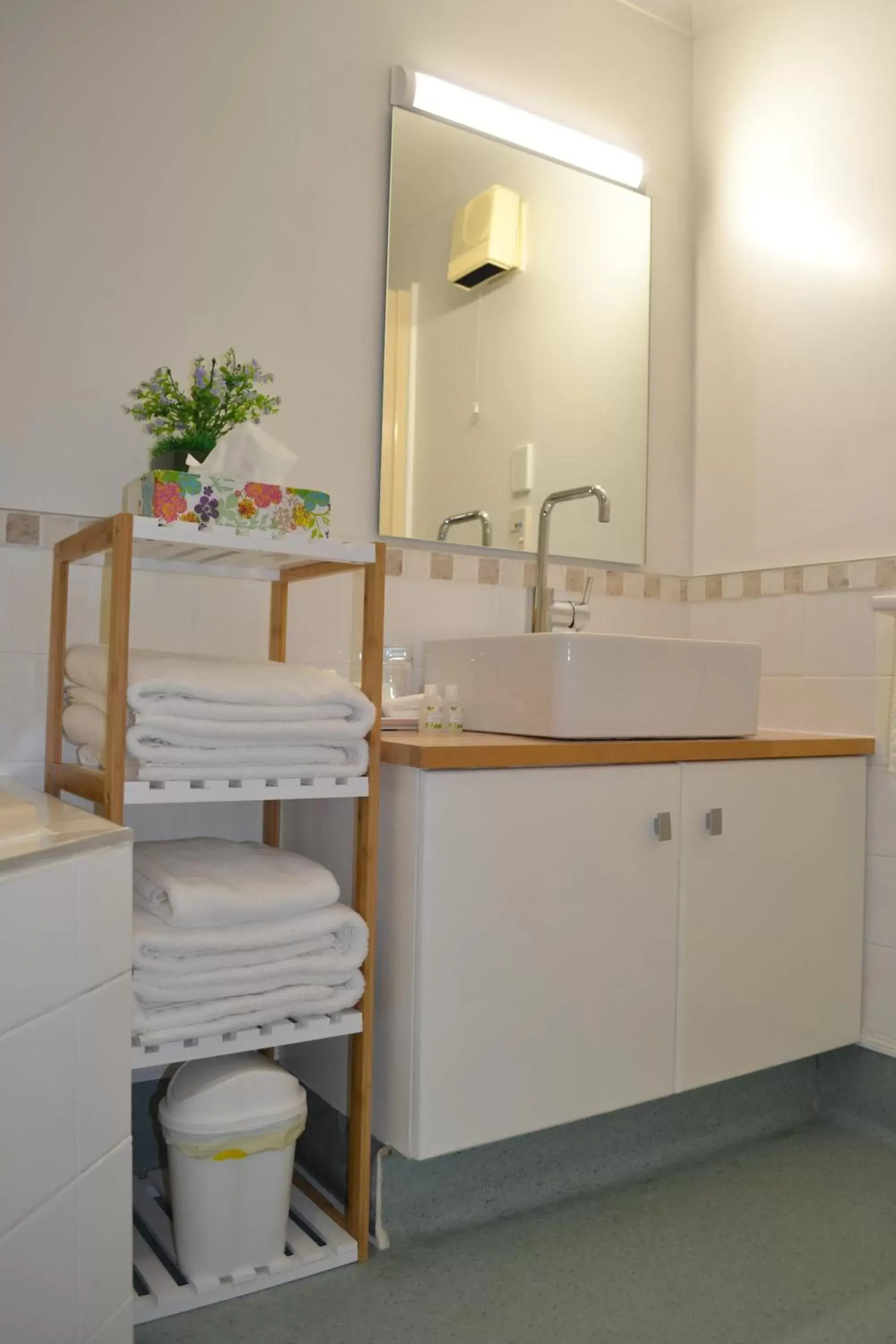 Bathroom in Colonial Lodge Motel