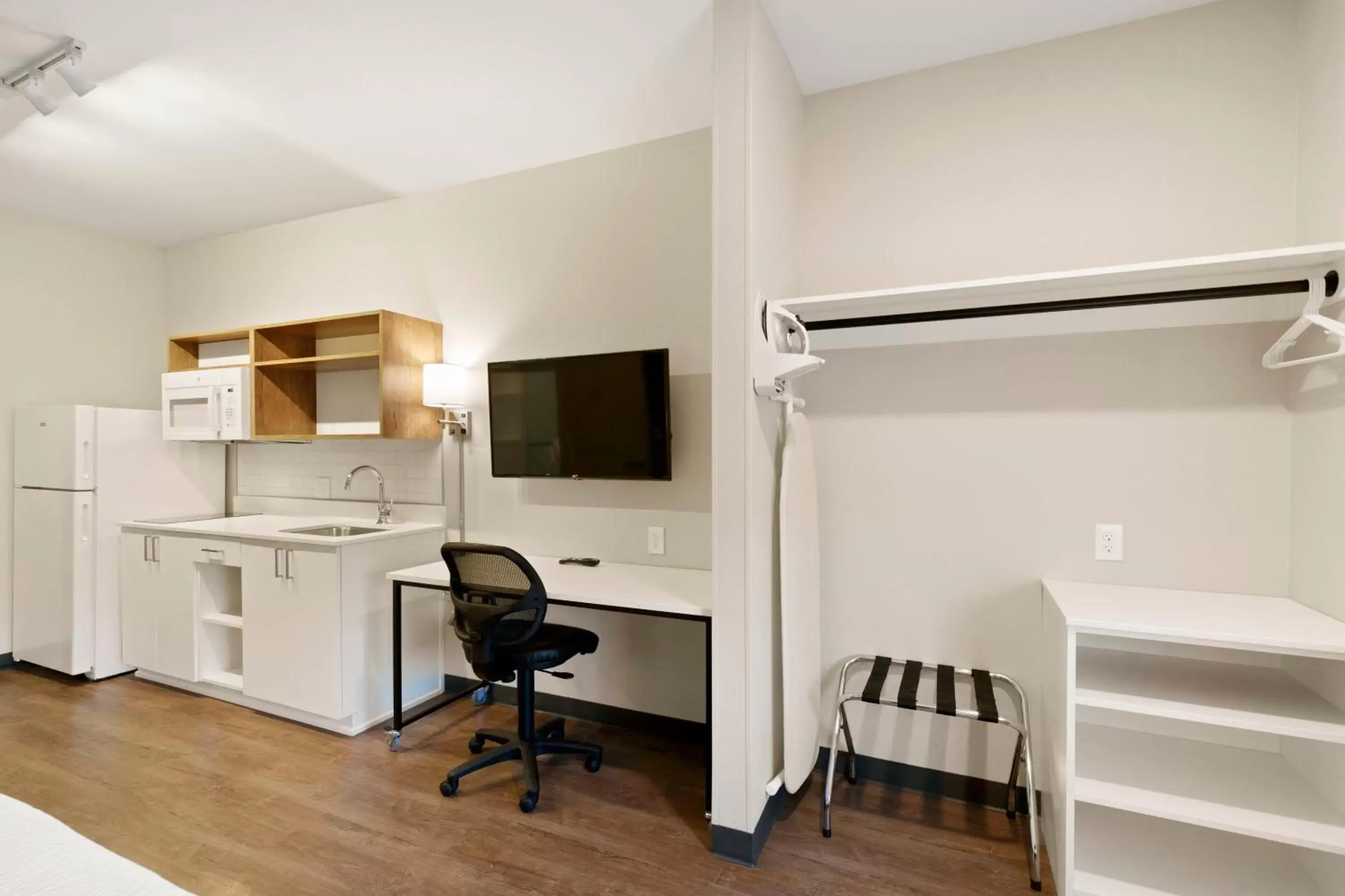 Kitchen or kitchenette in Extended Stay America Premier Suites - Tampa - Fairgrounds - Casino