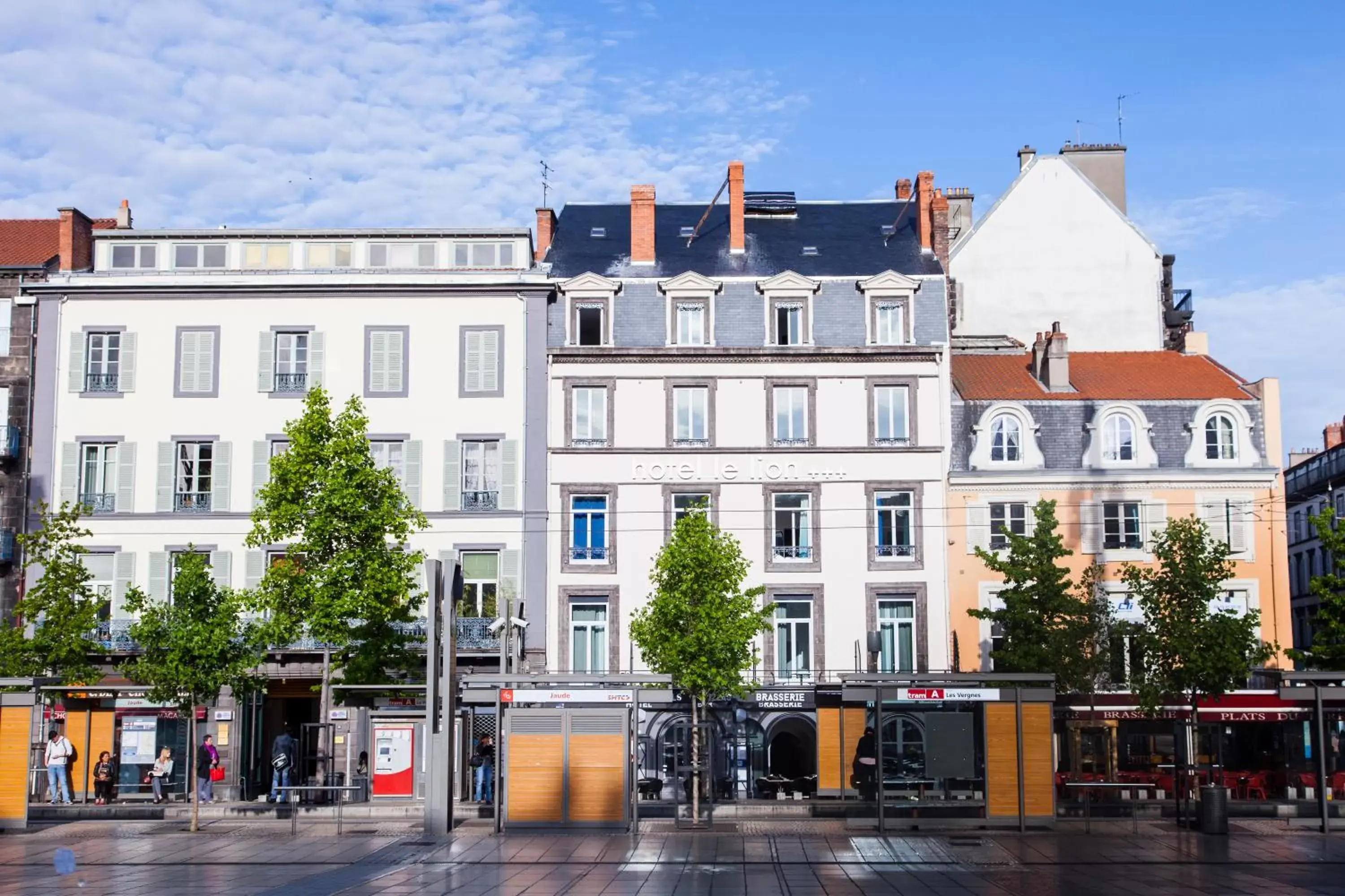 Facade/entrance, Property Building in The Originals Boutique, Hôtel Le Lion, Clermont-Ferrand