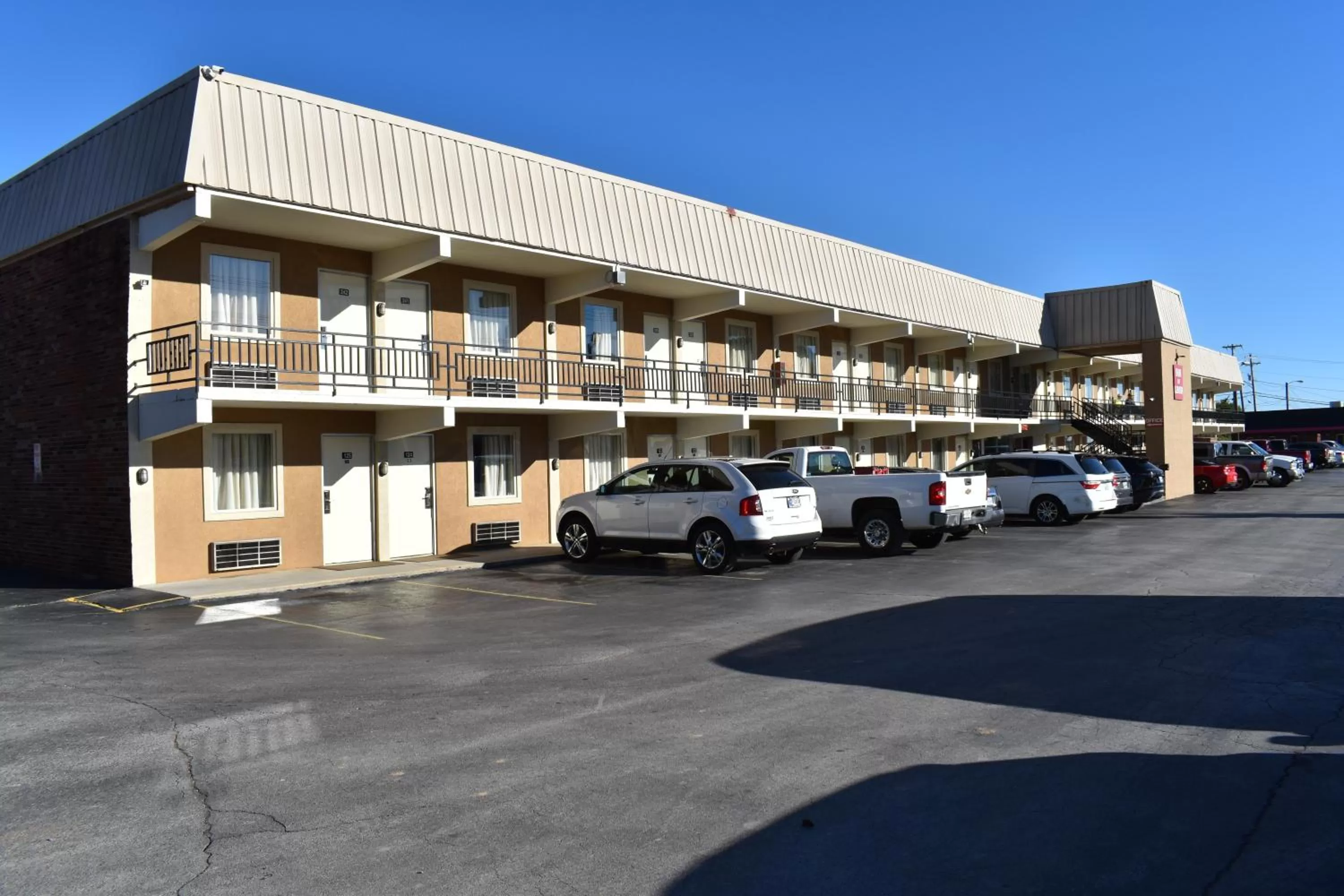 Parking in Inn of Lenoir Motor Lodge