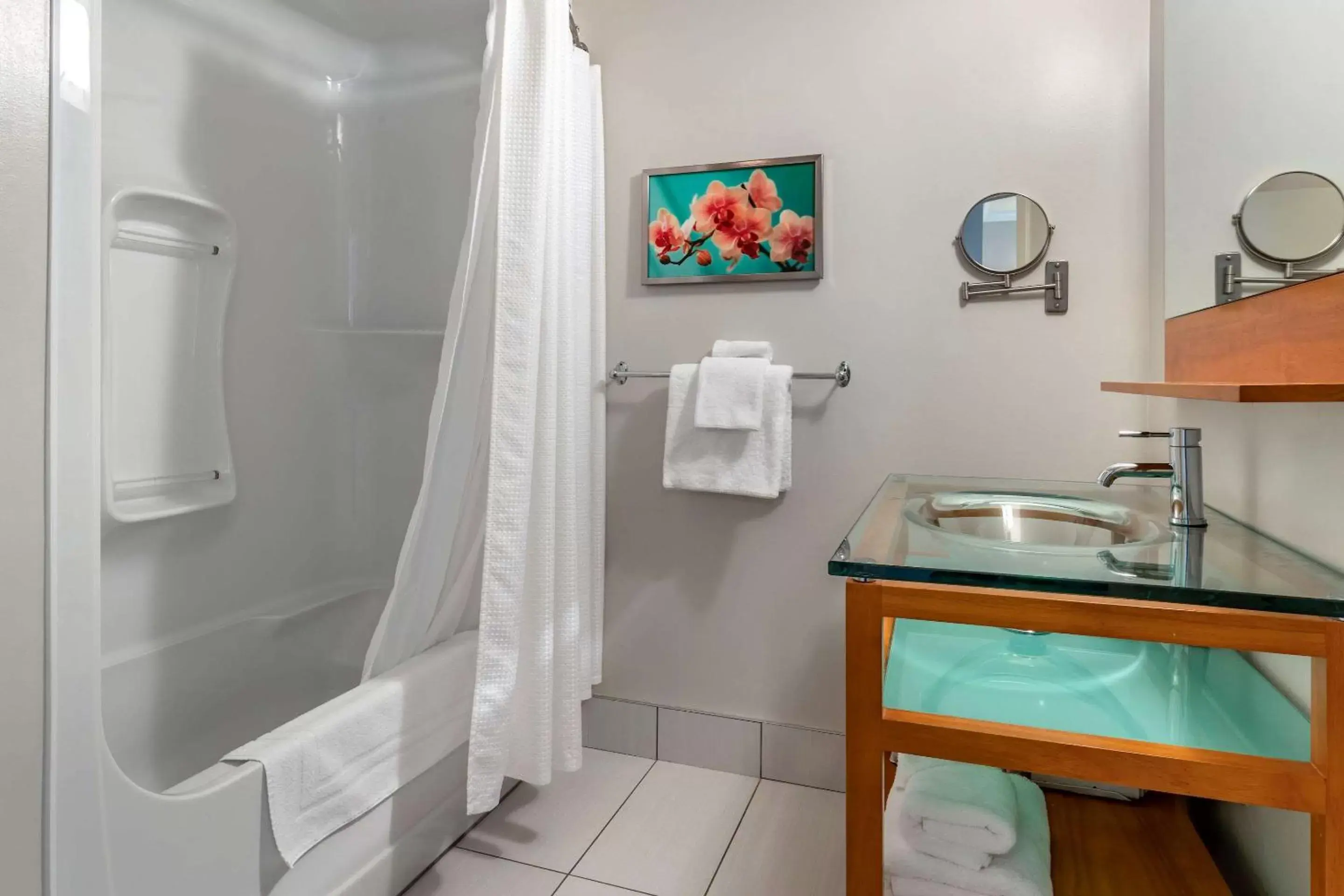 Bathroom in Le Noranda Hotel & Spa, Ascend Hotel Collection