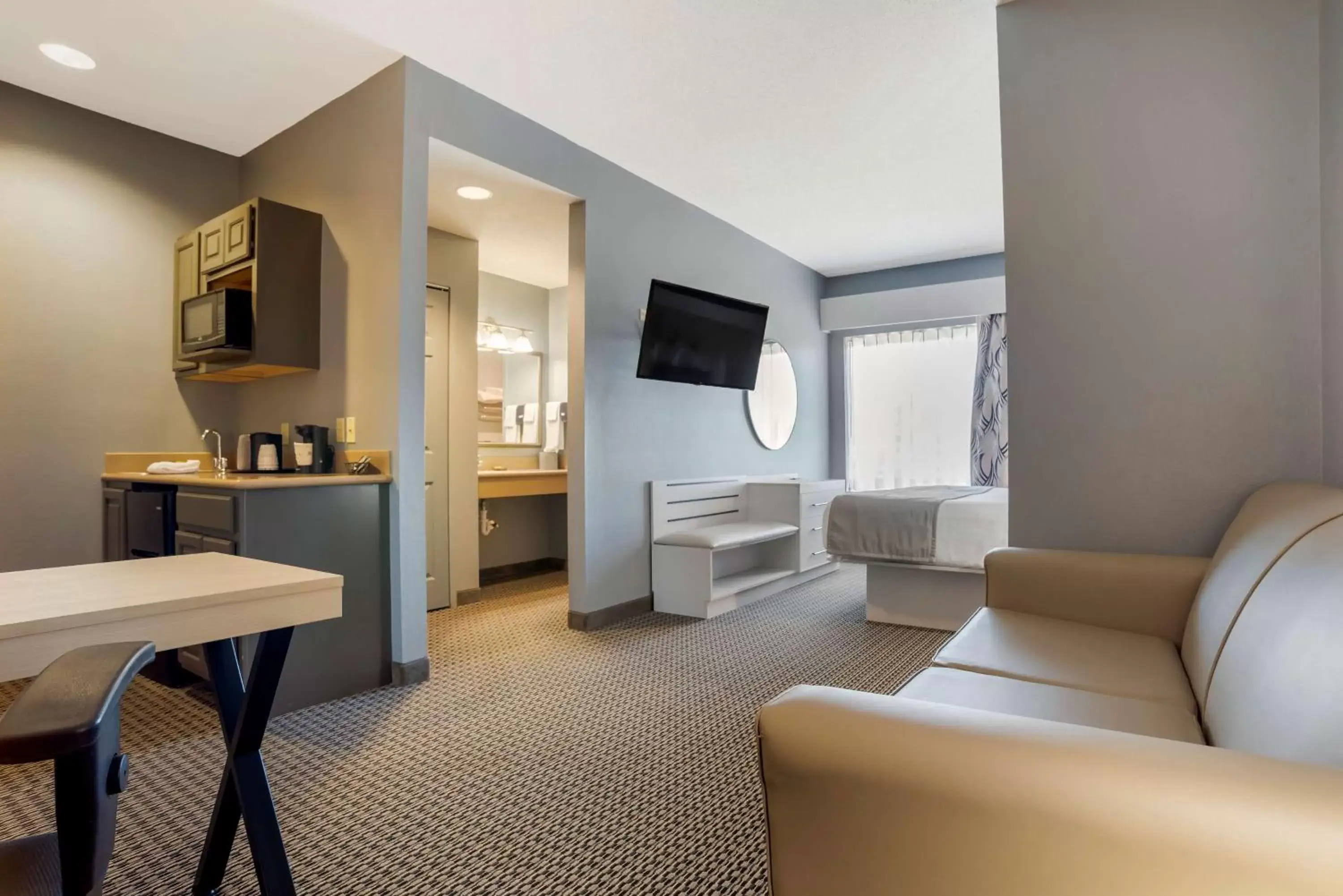 Bedroom, Seating Area in Best Western Plus Two Rivers Hotel & Suites