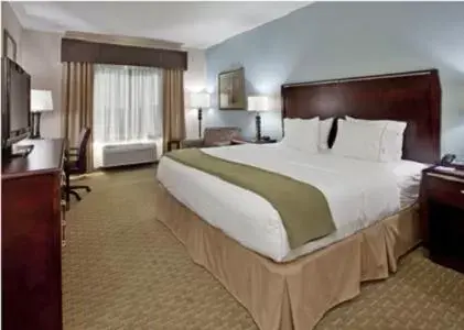 Bed in Holiday Inn Express & Suites Pittsburg, an IHG Hotel