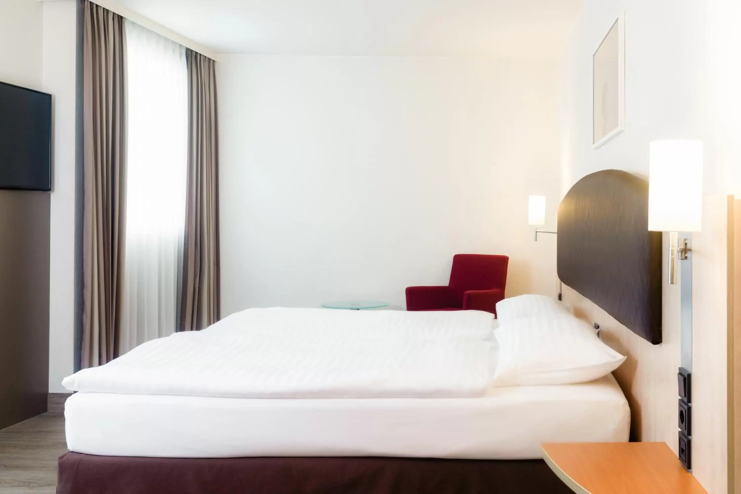 Bedroom, Bed in IntercityHotel Wien