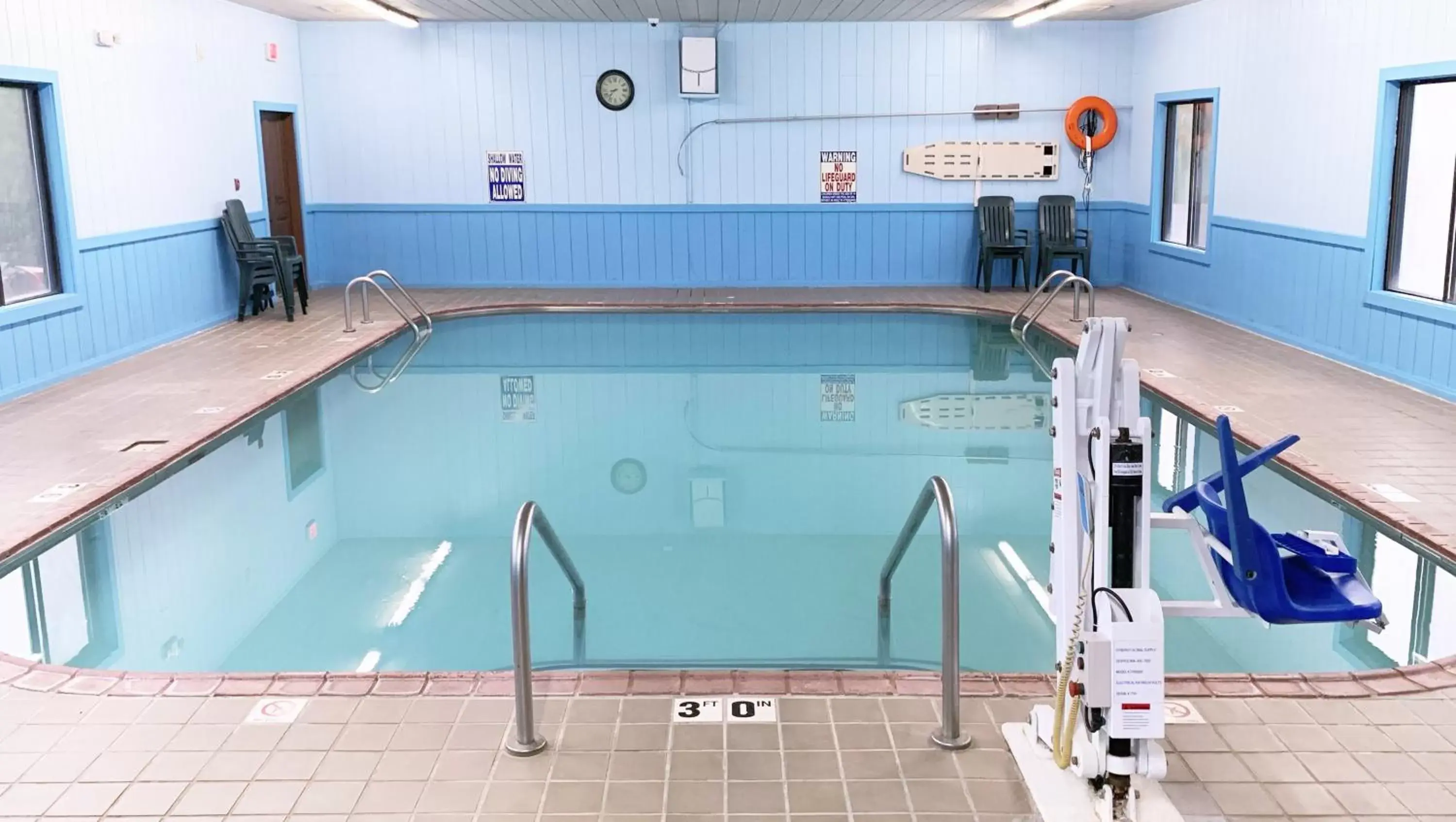 Swimming pool in Magnuson Hotel Country Inn