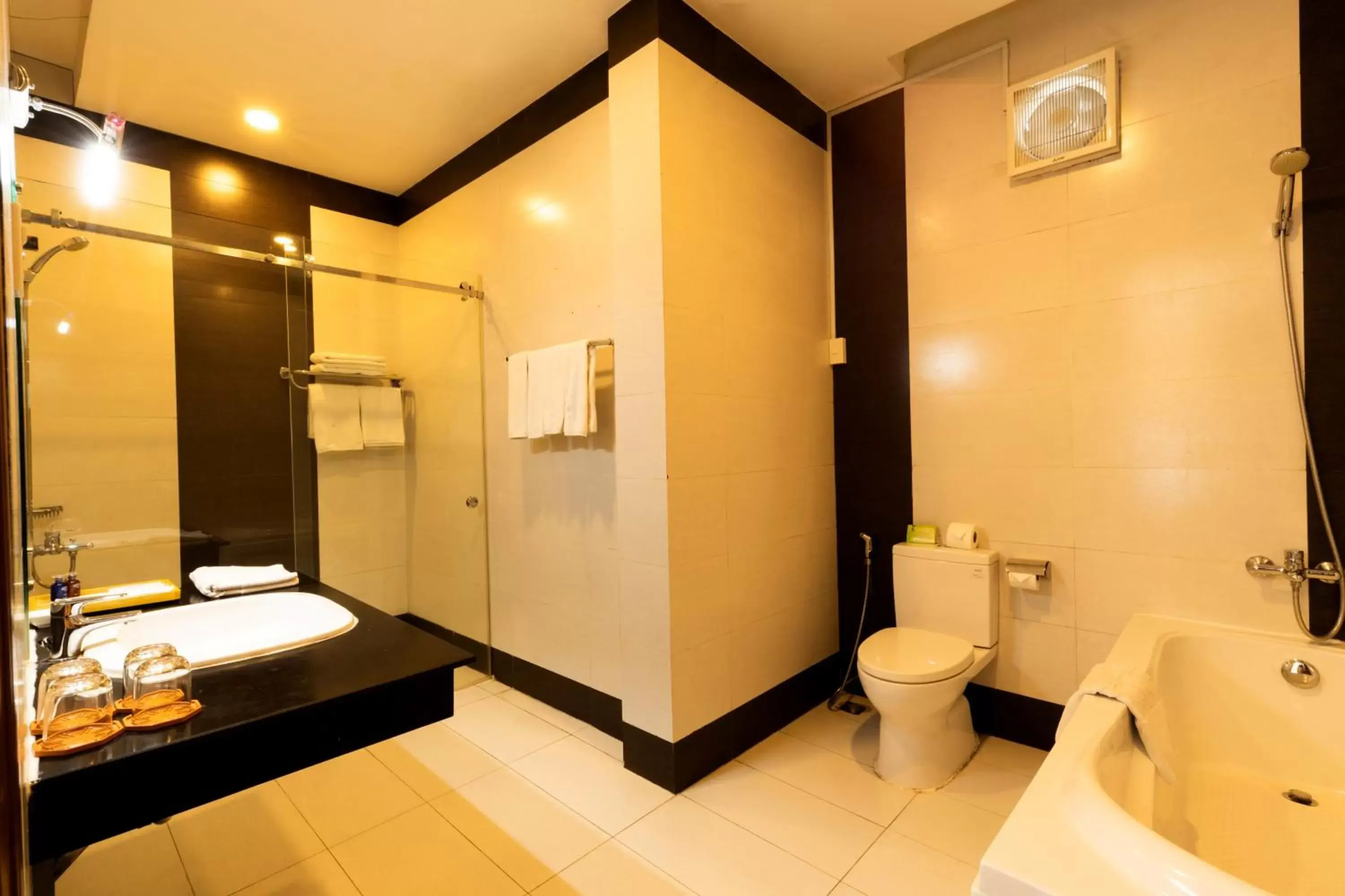 Toilet, Bathroom in Airport Saigon Hotel - Gần ẩm thực đêm chợ Phạm Văn Hai