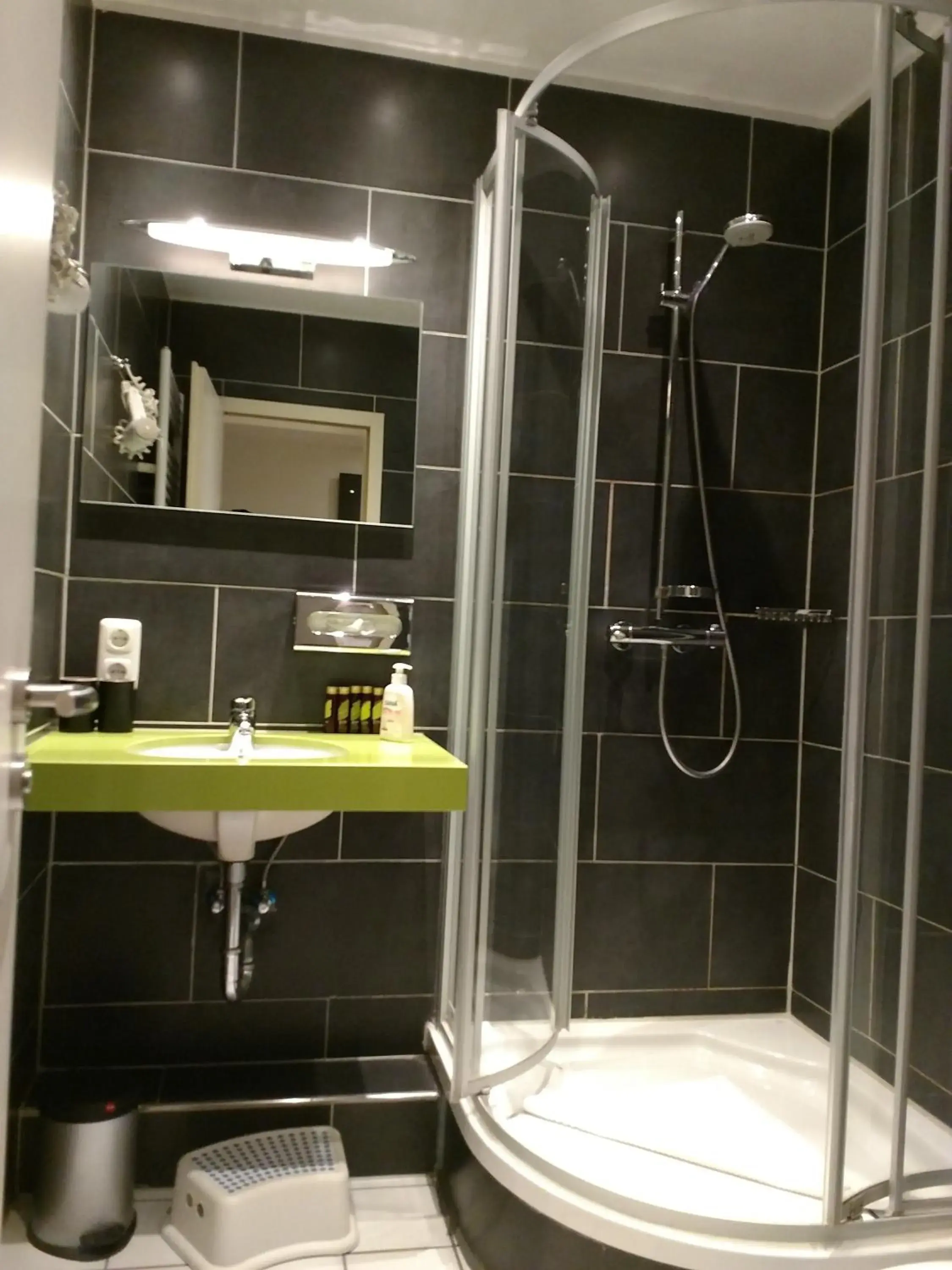Shower, Bathroom in Strandhotel Achtert Diek