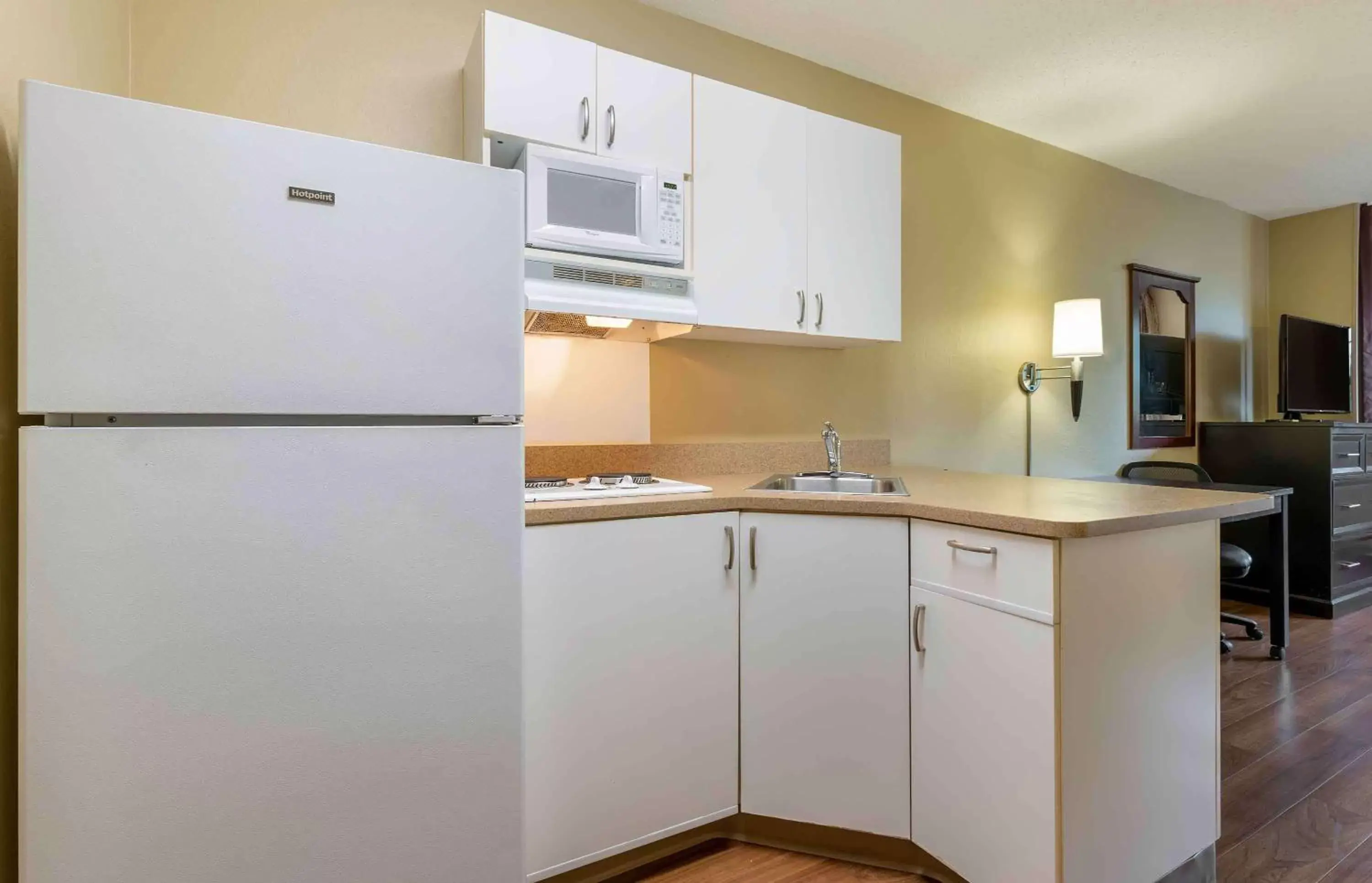 Bedroom, Kitchen/Kitchenette in Extended Stay America Suites - Bloomington - Normal