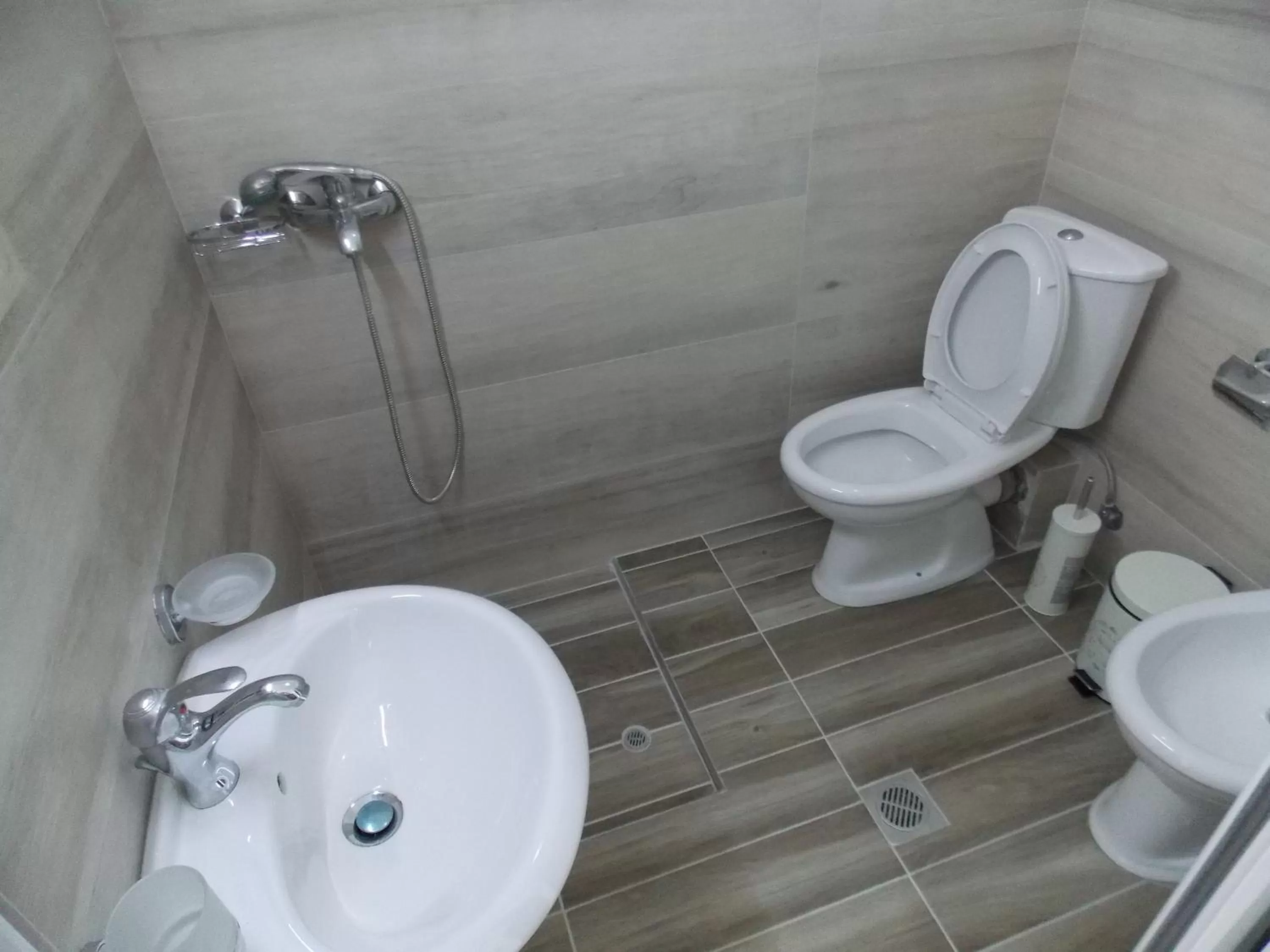 Shower in Vila Gjoni