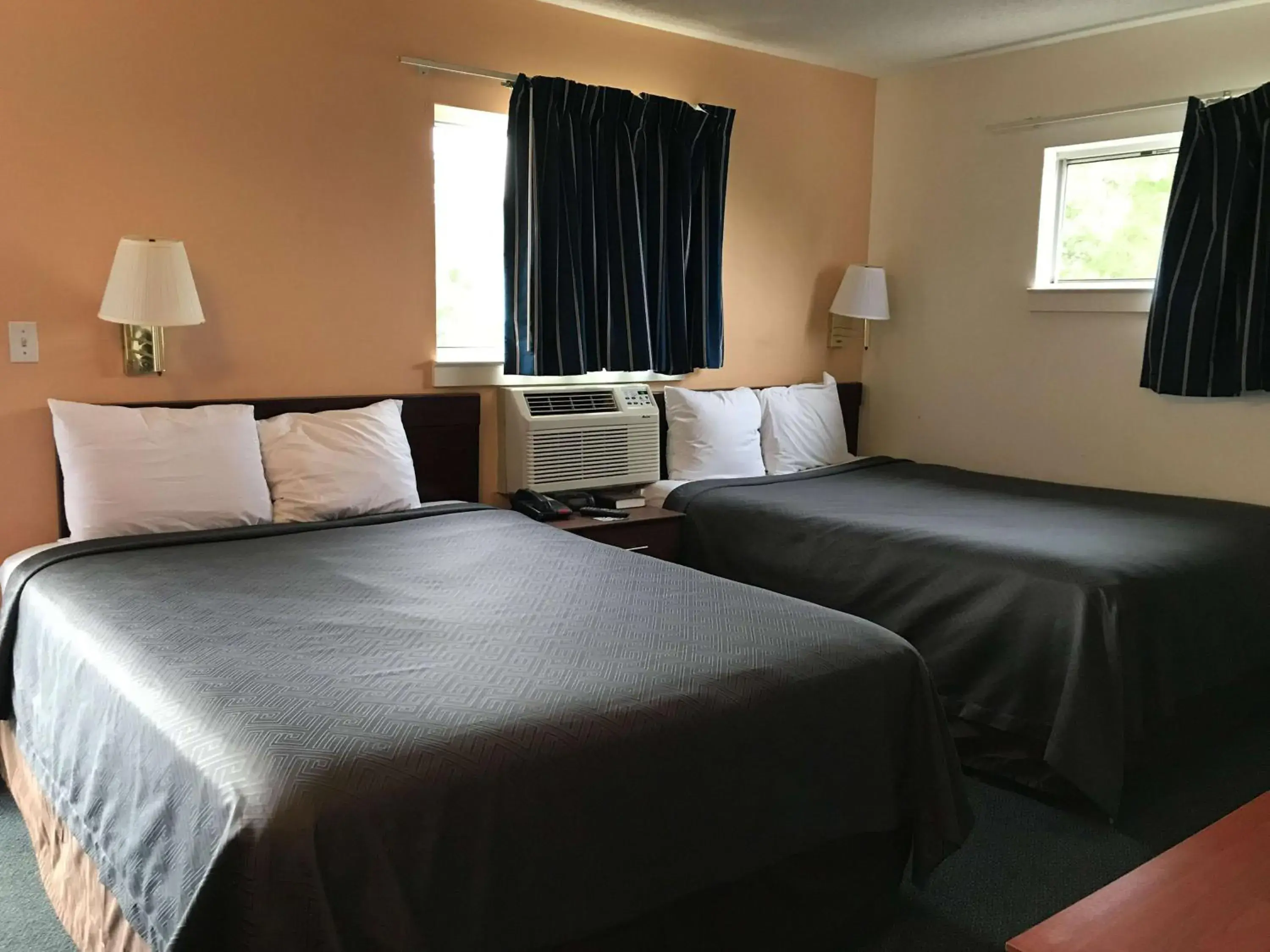 Photo of the whole room, Bed in Motel 6-Fayetteville, NC - Fort Bragg Area