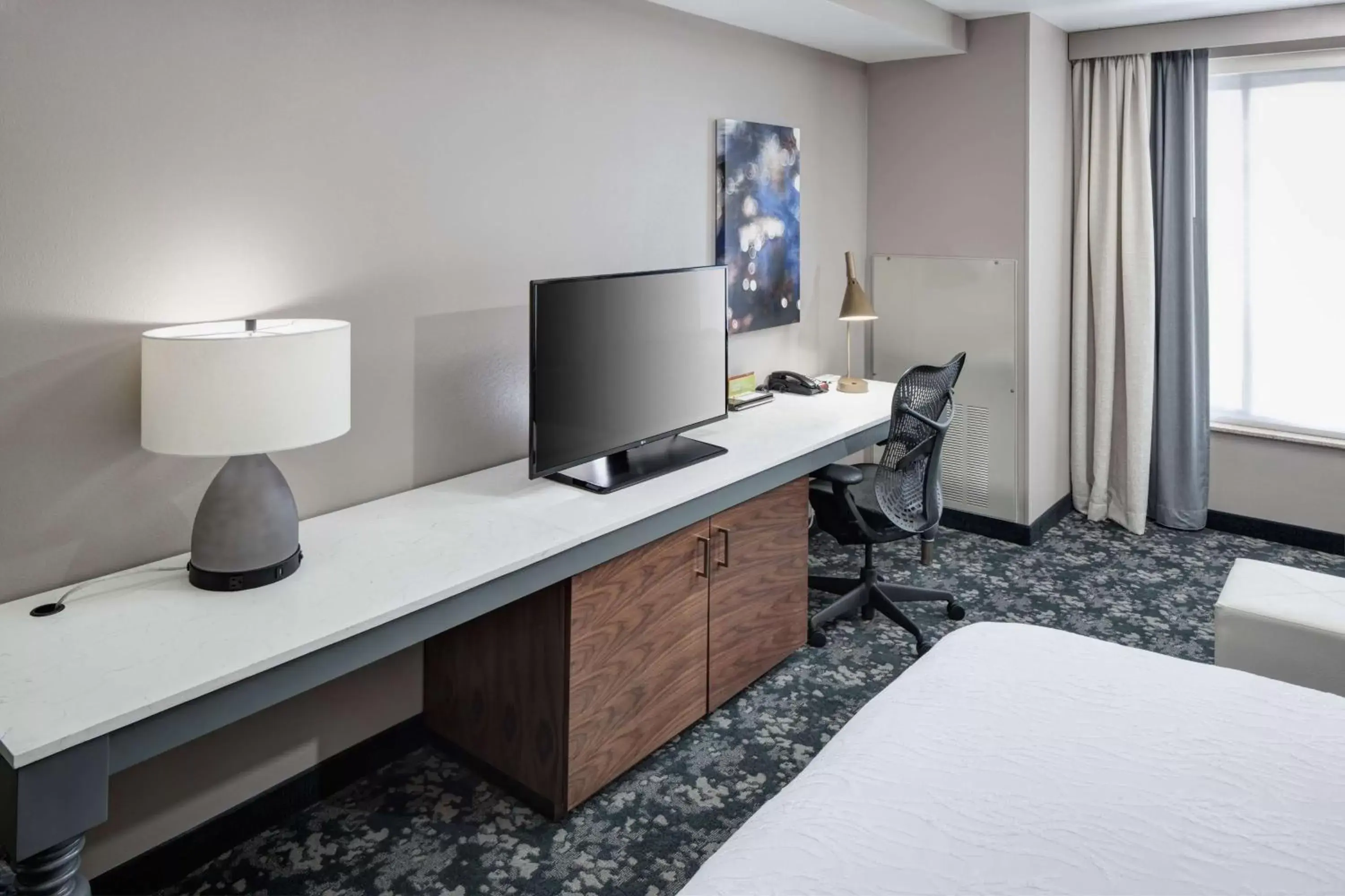 Bed, TV/Entertainment Center in Hilton Garden Inn Nashville Vanderbilt