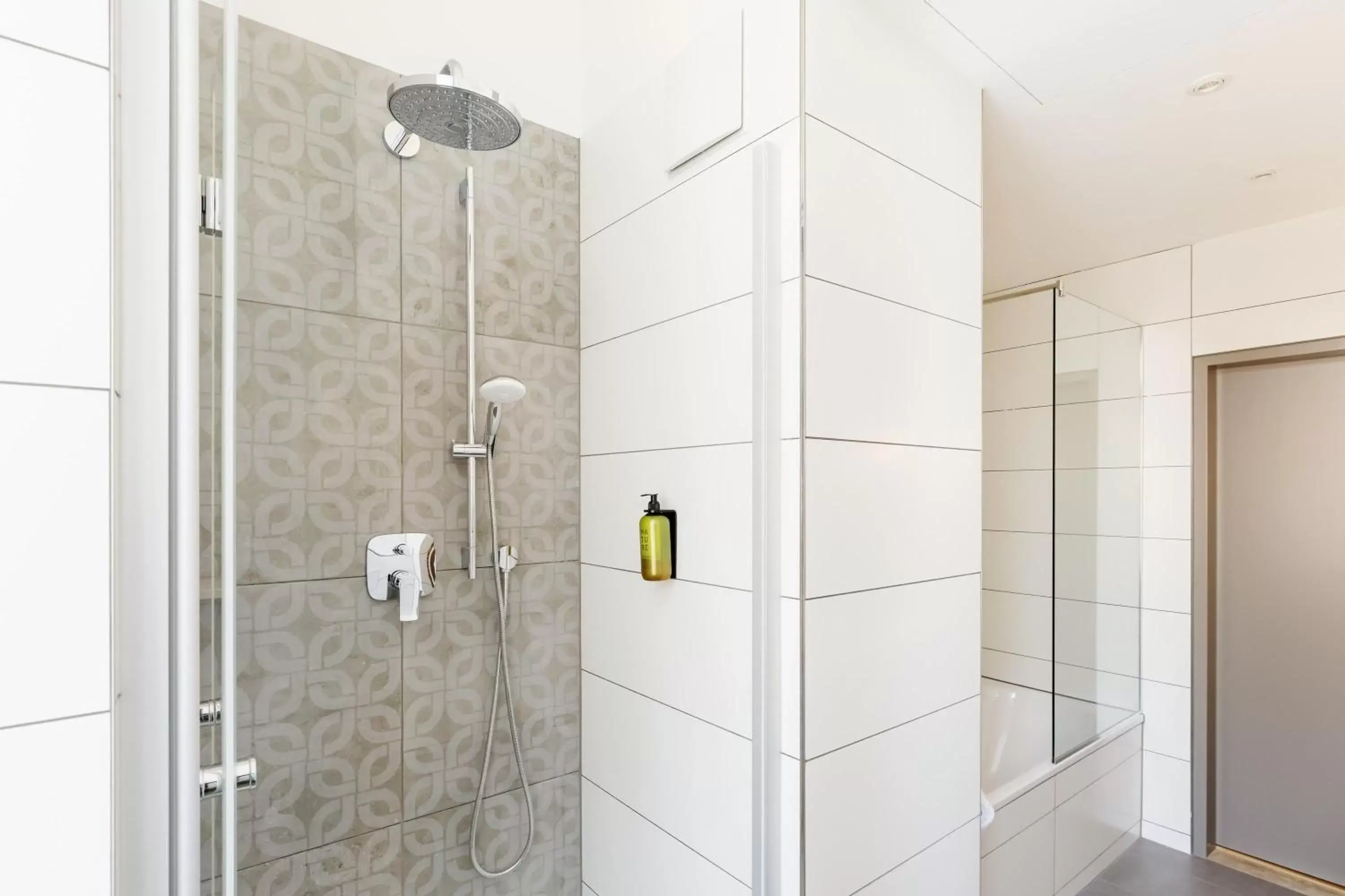 Shower, Bathroom in Hotel Rathauspark Wien, a member of Radisson Individuals