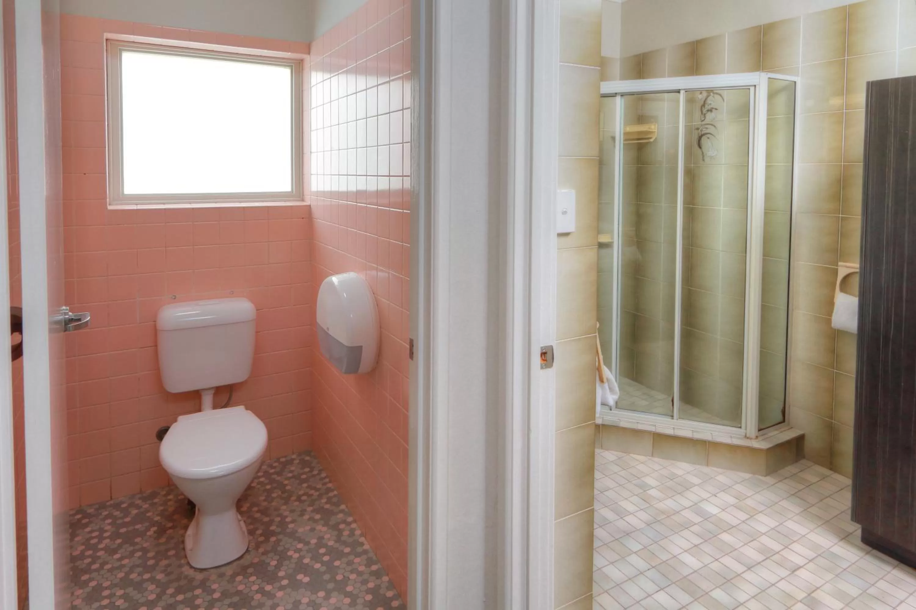 Shower in Palm Beach Hotel