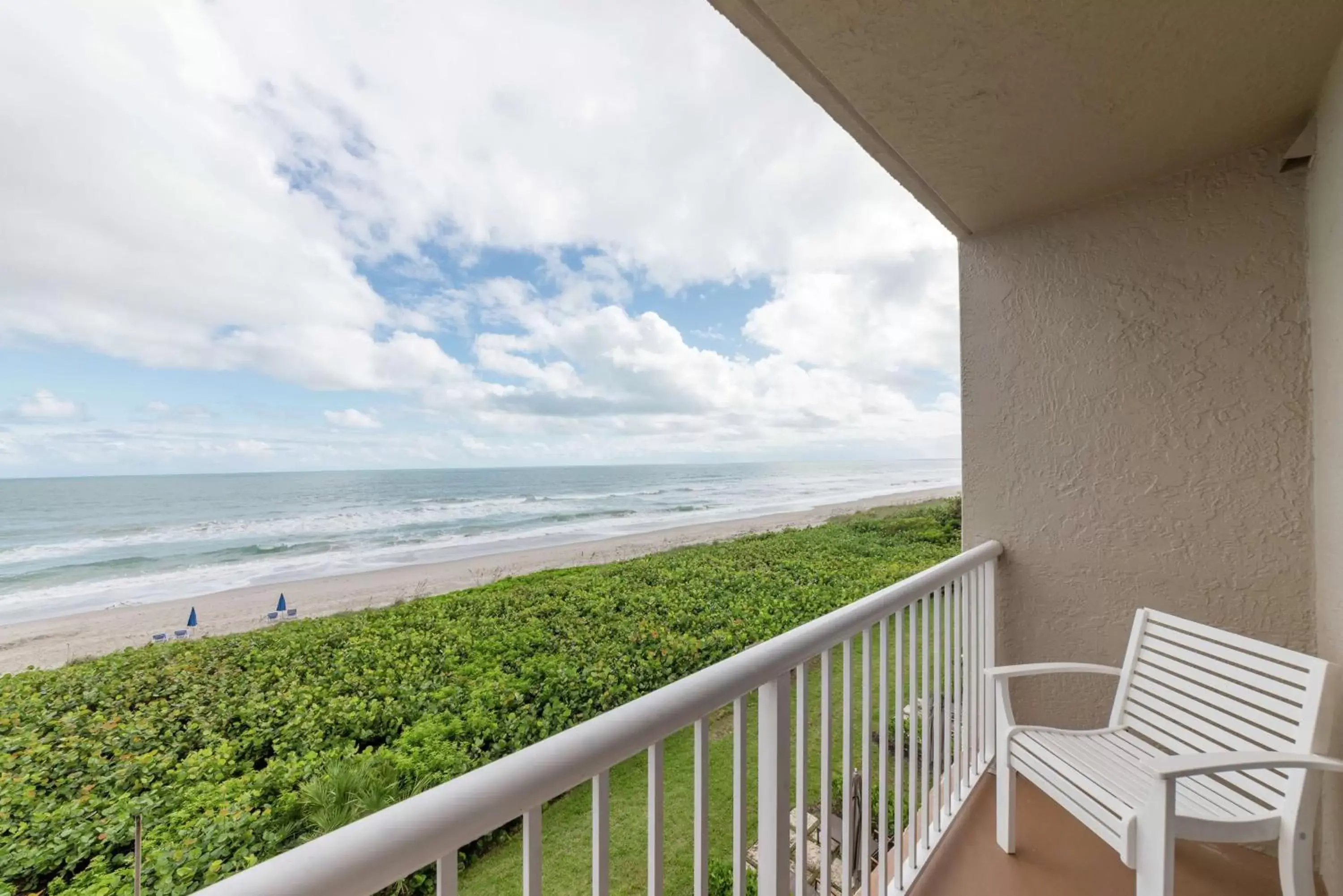 Bed, Balcony/Terrace in DoubleTree Suites by Hilton Melbourne Beach Oceanfront