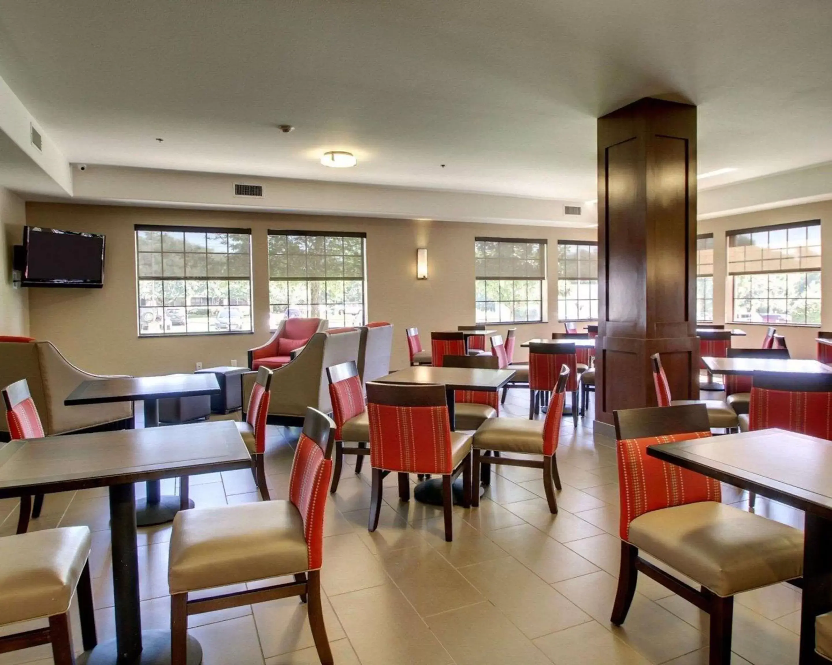 Restaurant/Places to Eat in Comfort Suites Tyler South