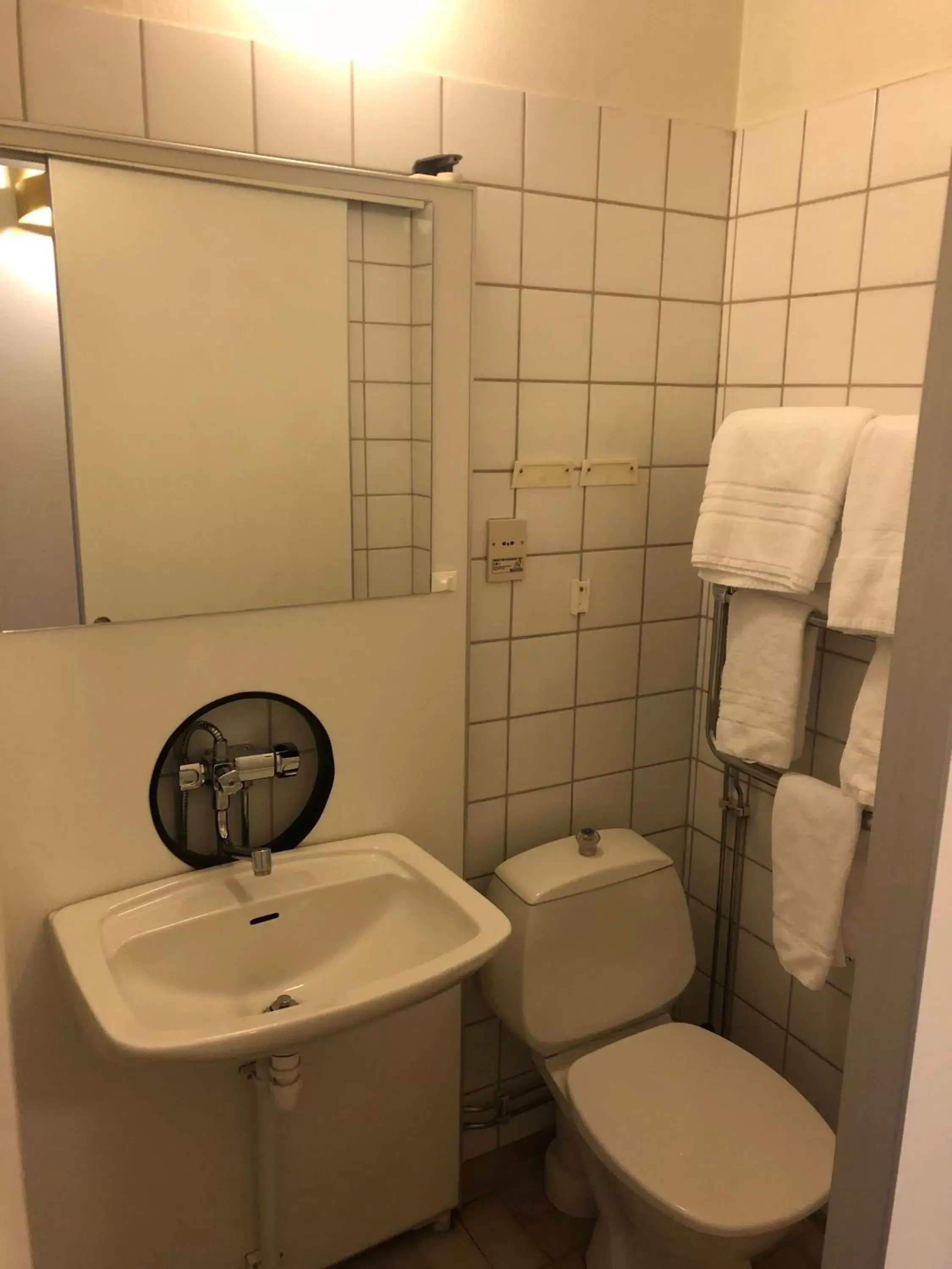 Shower, Bathroom in Aston Villa Hotell