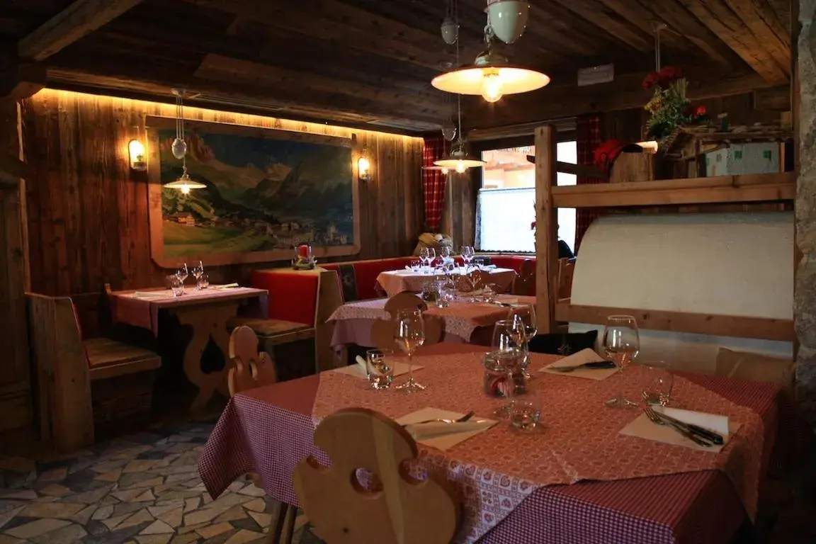 Restaurant/Places to Eat in Garnì Ladin