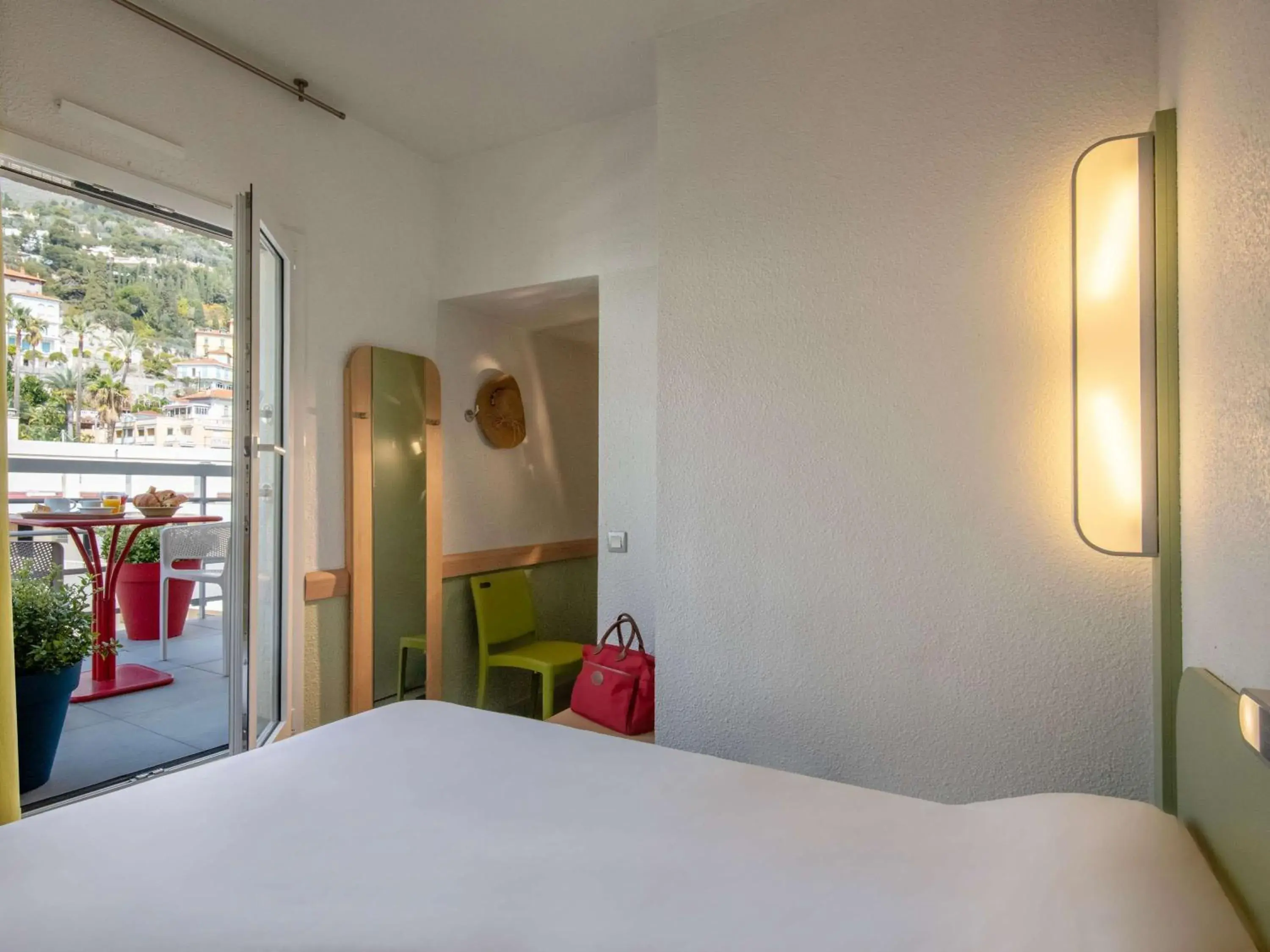Bedroom, Bed in ibis budget Menton Bord de Mer Bedroom, Bed in ibis budget Menton Bord de Mer