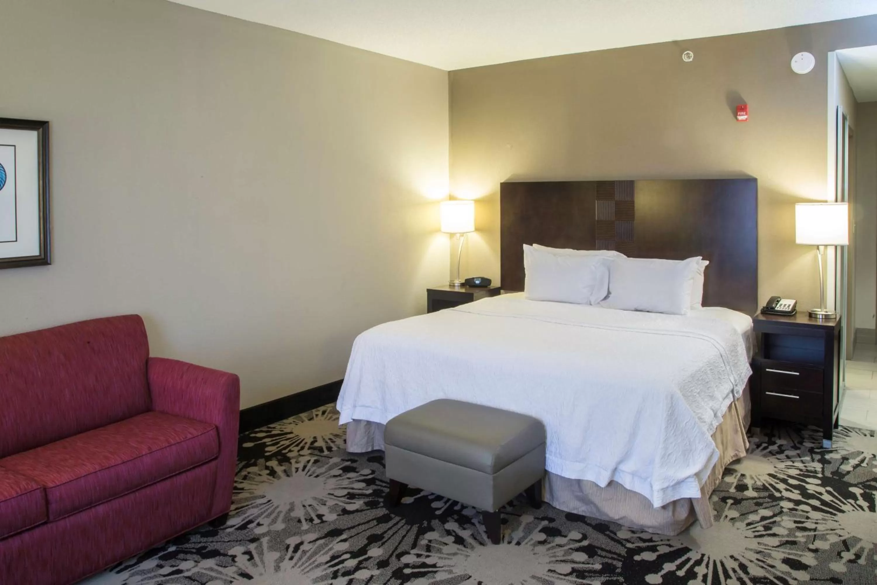 Living room, Bed in Hampton Inn Oxford/Conference Center