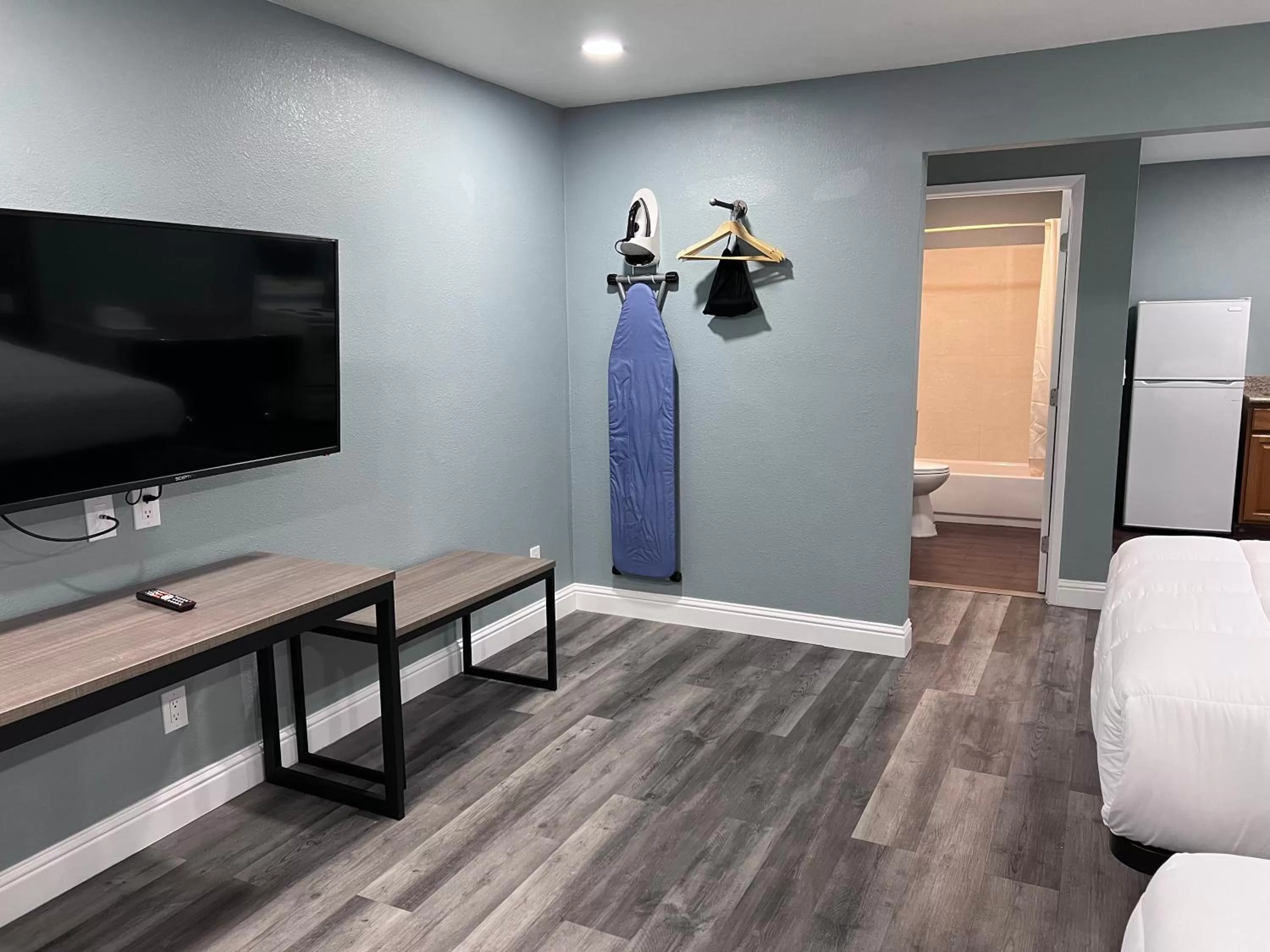 TV and multimedia in Surf City Inn & Suites