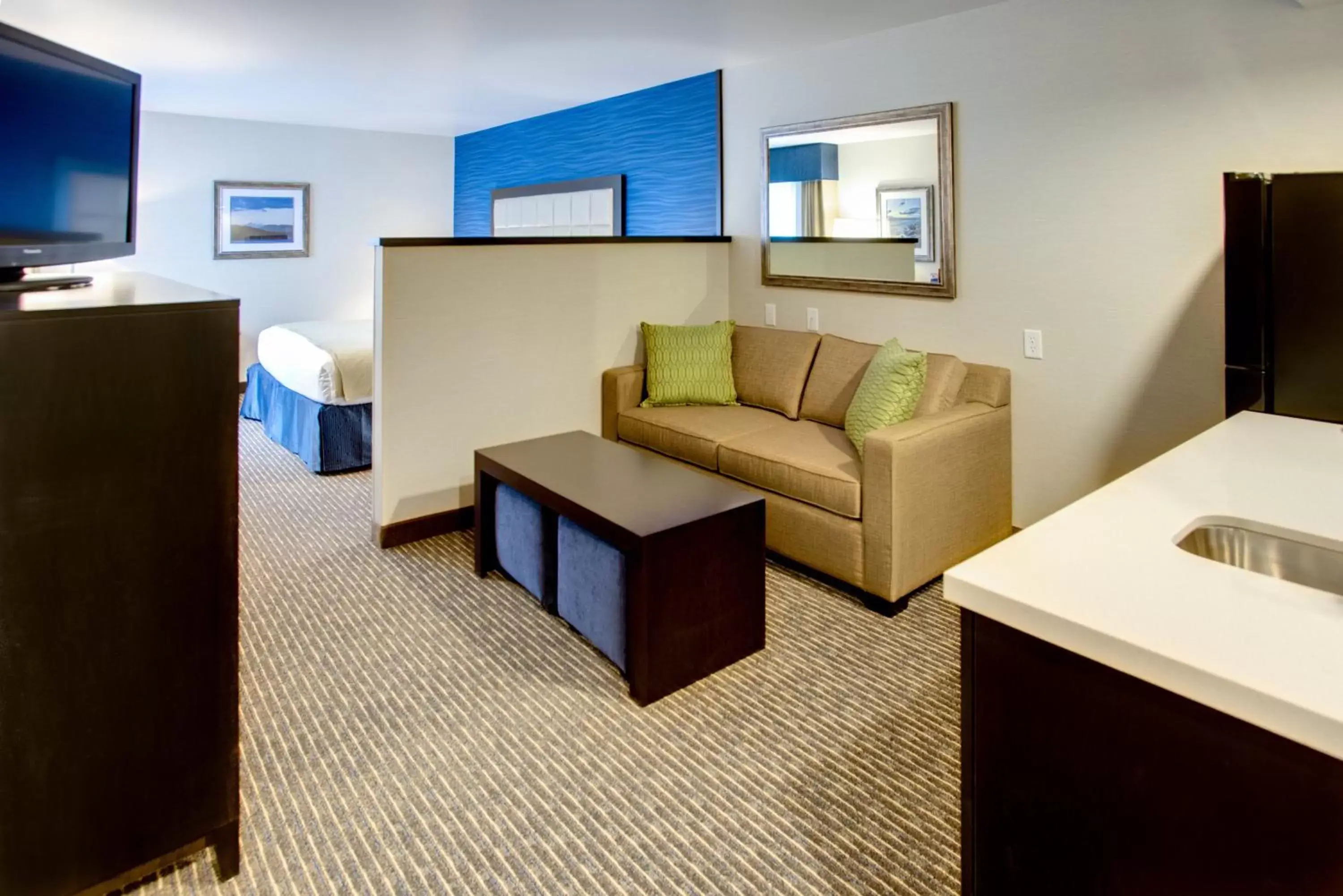 Photo of the whole room, Seating Area in Holiday Inn Express Bellingham, an IHG Hotel