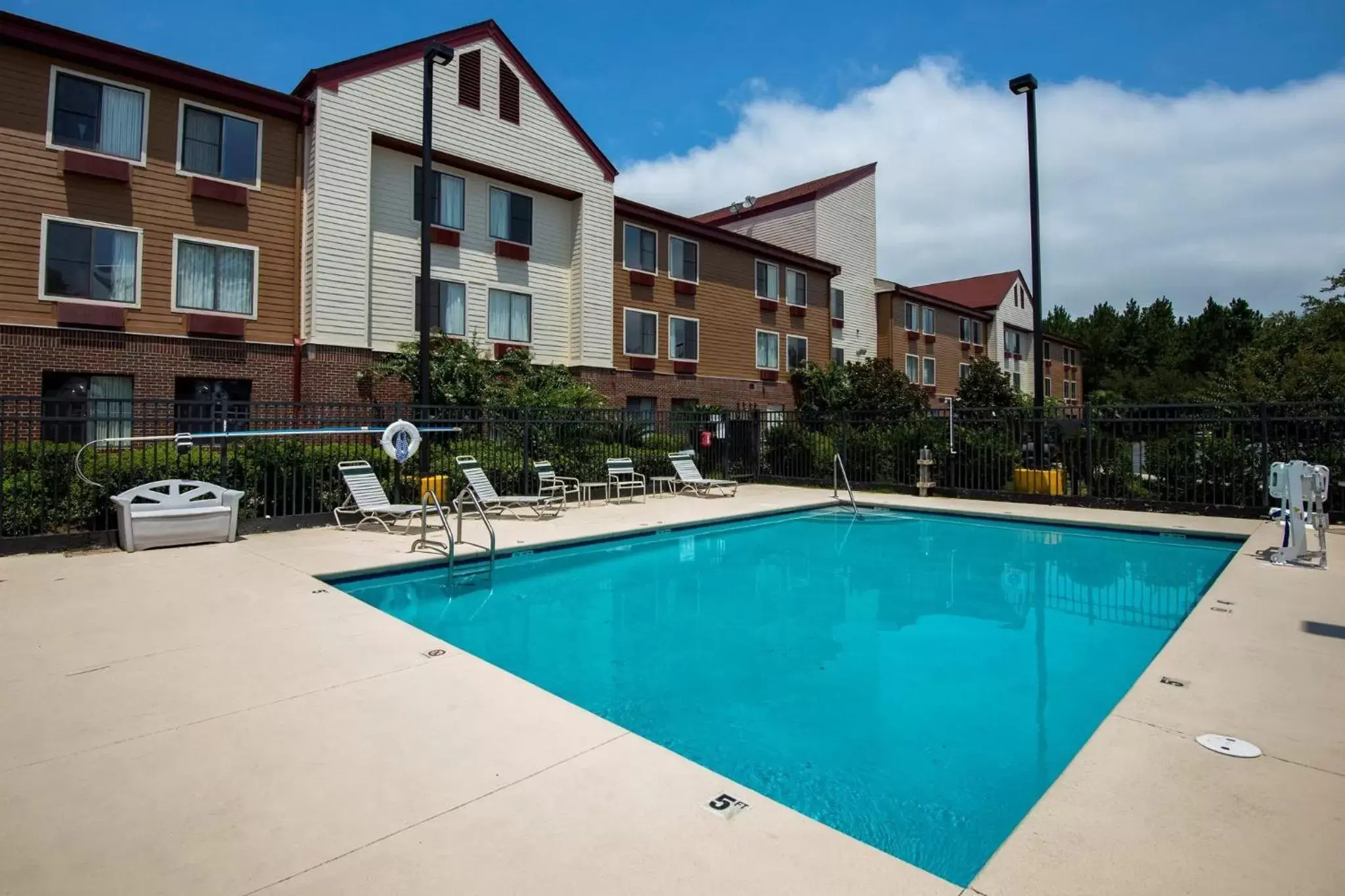 Swimming pool, Property Building in Red Roof Inn & Suites Savannah Airport