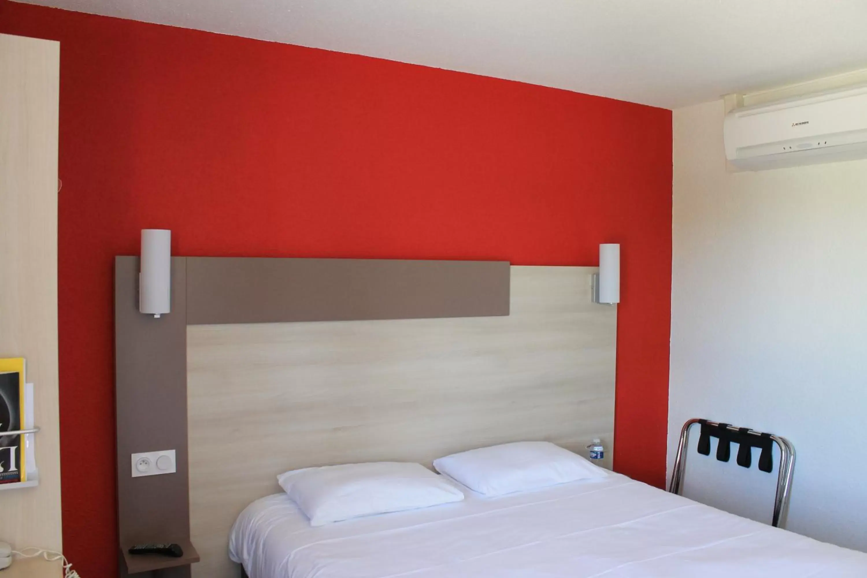 Bedroom, Bed in Hôtel Dijon Sud Longvic
