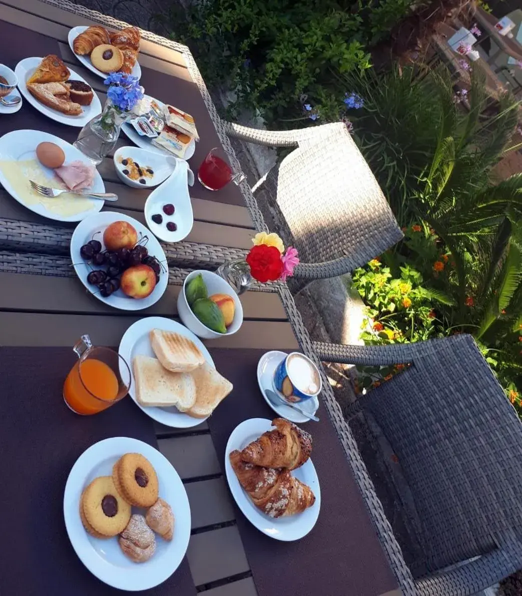 Breakfast in Hotel Ares